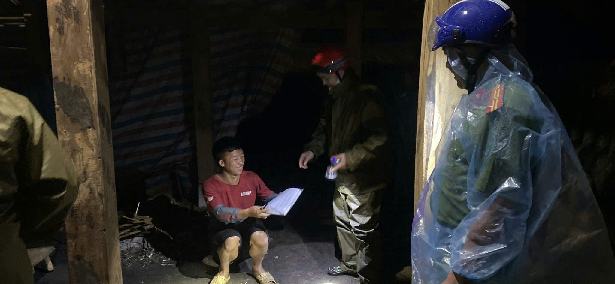 Không quản hiểm nguy dầm mưa vượt lũ, giúp dân khắc phục hậu quả bão lũ ở Lào Cai- Ảnh 5. Không quản hiểm nguy dầm mưa vượt lũ, giúp dân khắc phục hậu quả bão lũ ở Lào Cai- Ảnh 5.