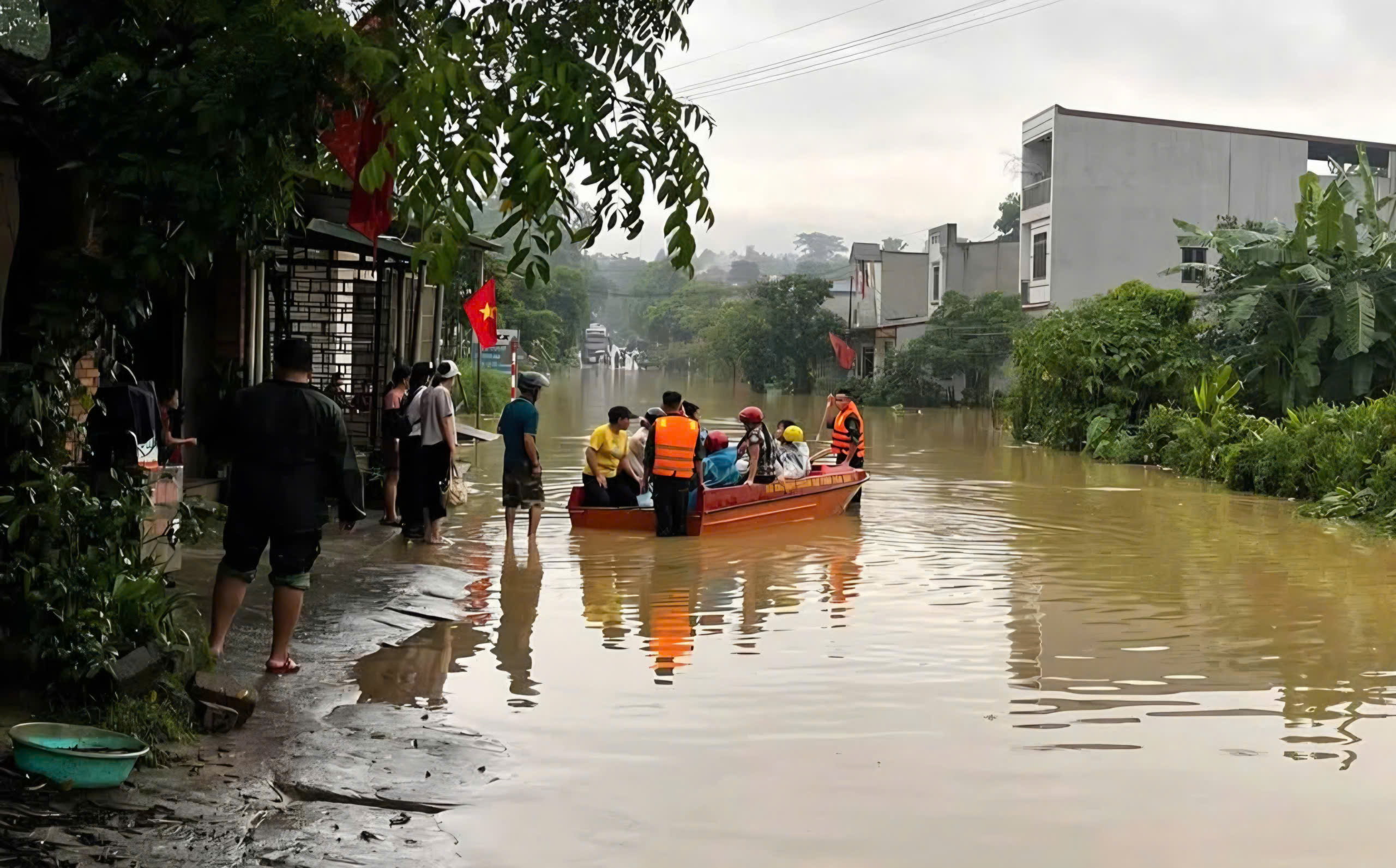 Không quản hiểm nguy dầm mưa vượt lũ, giúp dân khắc phục hậu quả bão lũ ở Lào Cai- Ảnh 7. Không quản hiểm nguy dầm mưa vượt lũ, giúp dân khắc phục hậu quả bão lũ ở Lào Cai- Ảnh 7.