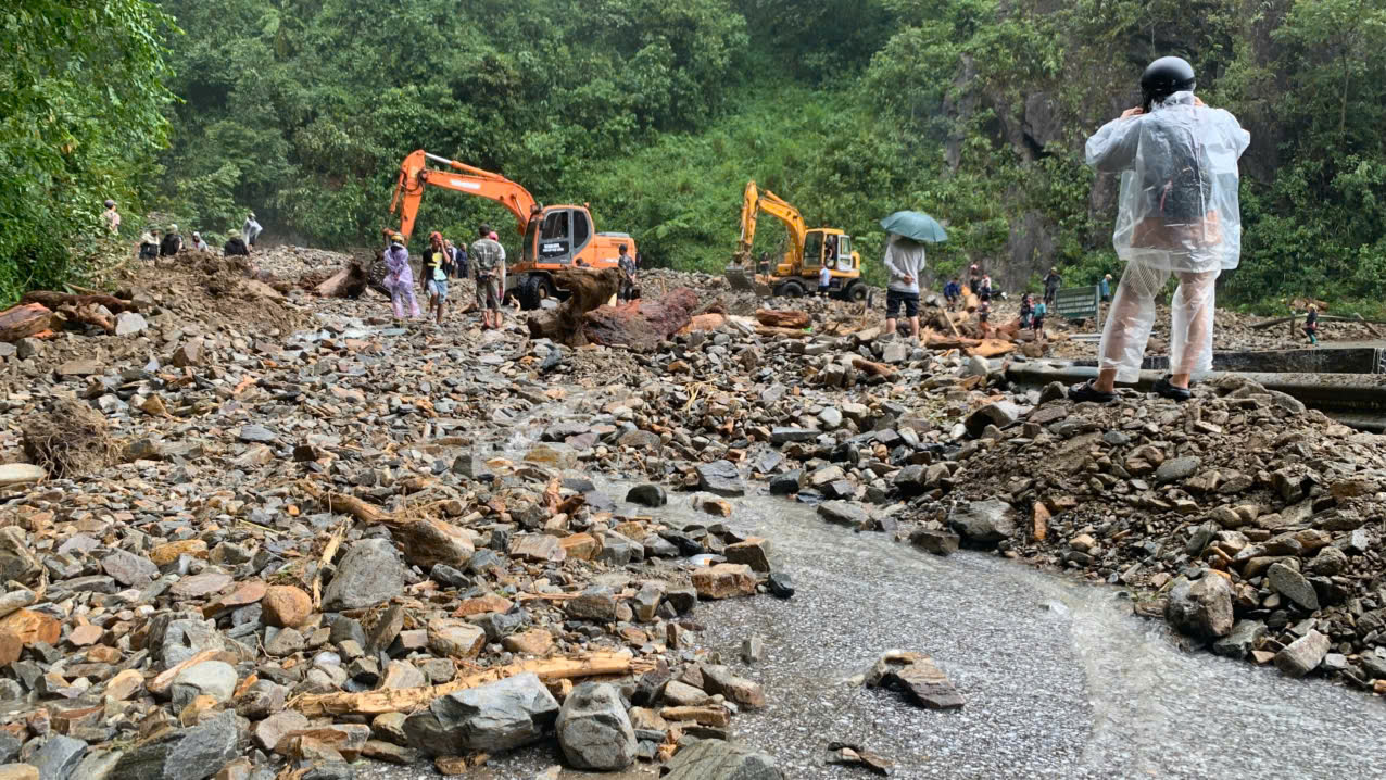 Không quản hiểm nguy dầm mưa vượt lũ, giúp dân khắc phục hậu quả bão lũ ở Lào Cai- Ảnh 8. Không quản hiểm nguy dầm mưa vượt lũ, giúp dân khắc phục hậu quả bão lũ ở Lào Cai- Ảnh 8.