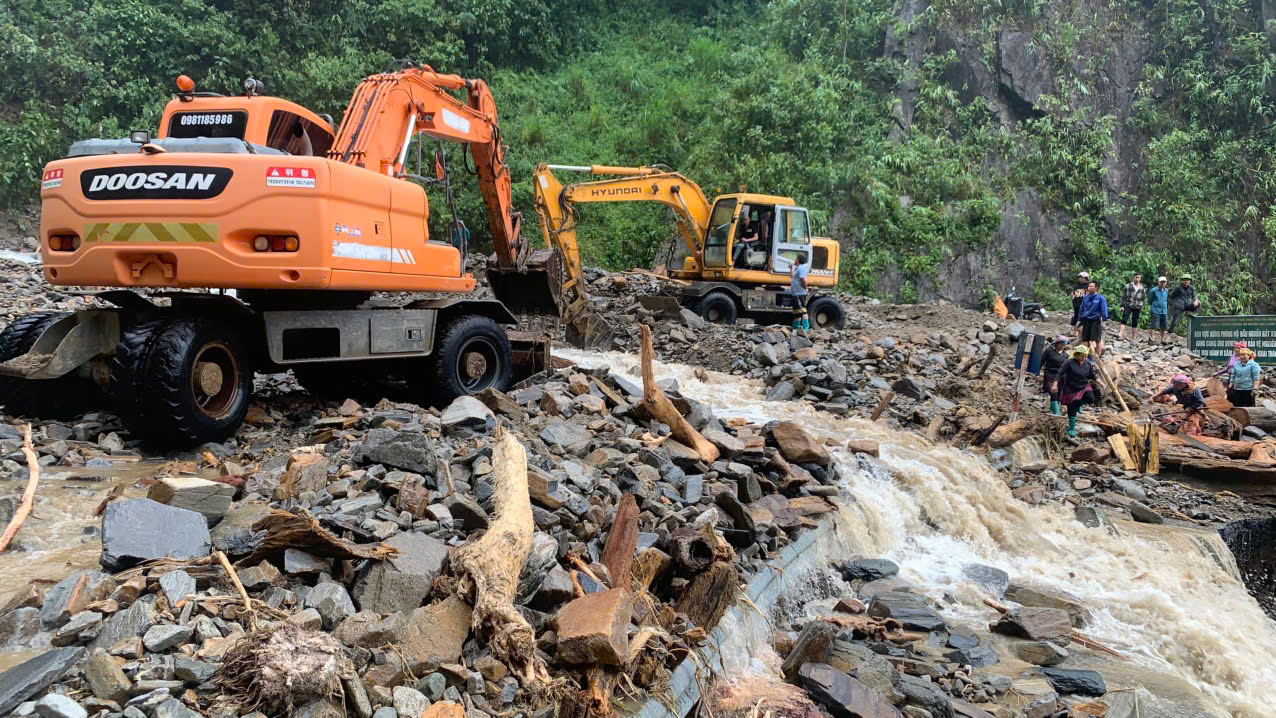 Không quản hiểm nguy dầm mưa vượt lũ, giúp dân khắc phục hậu quả bão lũ ở Lào Cai- Ảnh 9. Không quản hiểm nguy dầm mưa vượt lũ, giúp dân khắc phục hậu quả bão lũ ở Lào Cai- Ảnh 9.