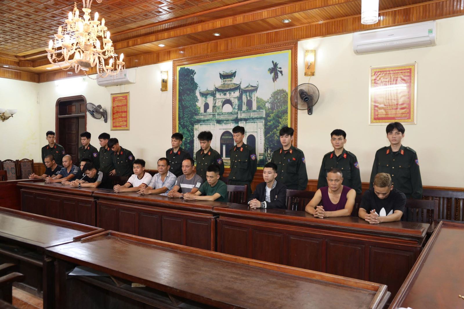 Hưng Yên: Đột kích sới bạc khủng núp bóng trang trại, bắt giữ 18 đối tượng- Ảnh 1. Hưng Yên: Đột kích sới bạc khủng núp bóng trang trại, bắt giữ 18 đối tượng- Ảnh 1.