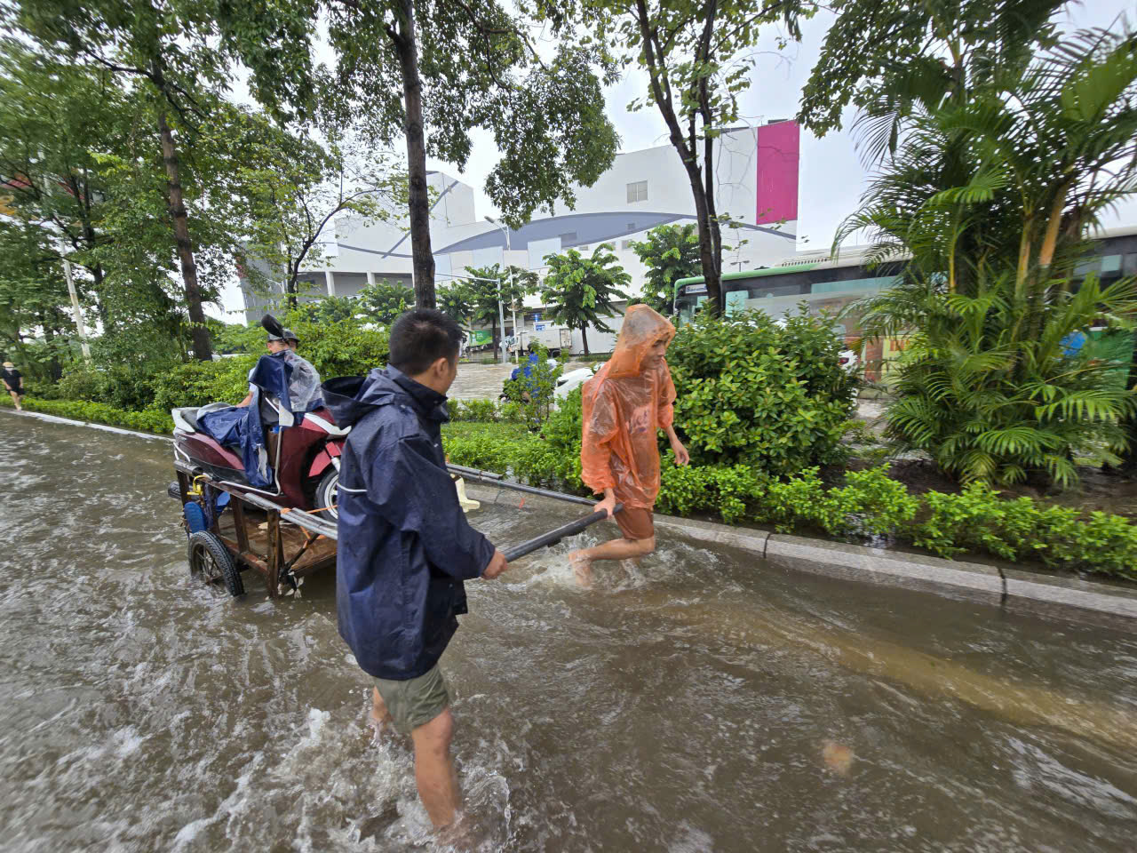 Hà Nội: Mưa ngớt, người dân vẫn ám ảnh vì còn hơn 20 điểm ngập sâu- Ảnh 5. Hà Nội: Mưa ngớt, người dân vẫn ám ảnh vì còn hơn 20 điểm ngập sâu- Ảnh 5.