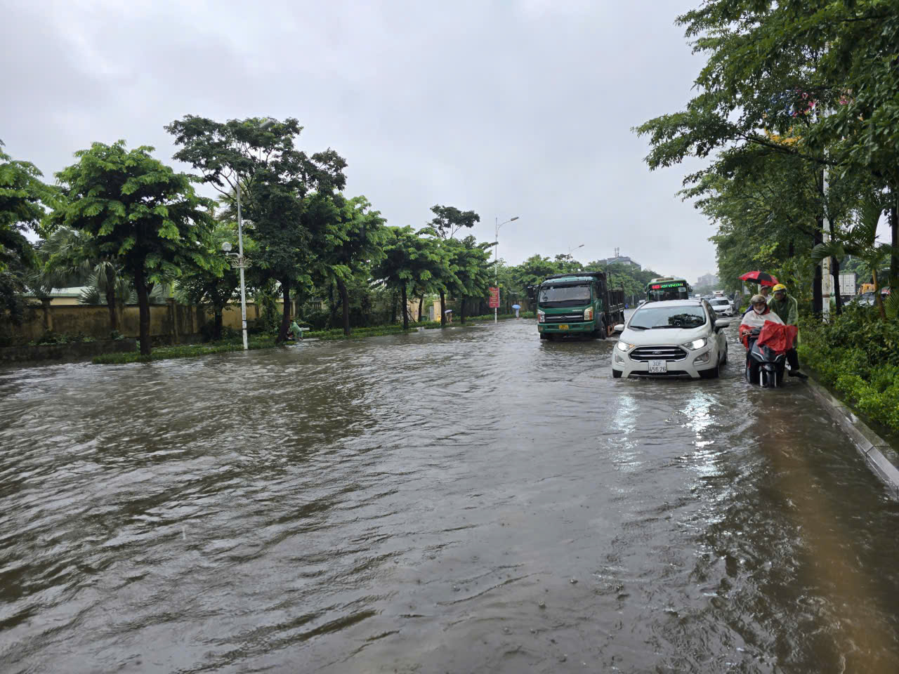 Hà Nội: Mưa ngớt, người dân vẫn ám ảnh vì còn hơn 20 điểm ngập sâu- Ảnh 1. Hà Nội: Mưa ngớt, người dân vẫn ám ảnh vì còn hơn 20 điểm ngập sâu- Ảnh 1.