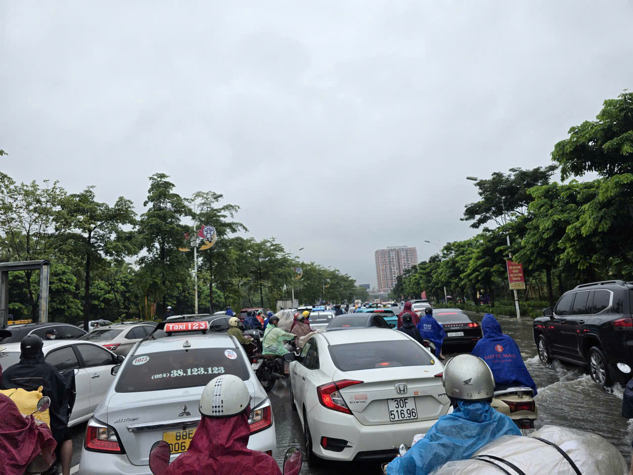 Hà Nội: Mưa ngớt, người dân vẫn ám ảnh vì còn hơn 20 điểm ngập sâu- Ảnh 3. Hà Nội: Mưa ngớt, người dân vẫn ám ảnh vì còn hơn 20 điểm ngập sâu- Ảnh 3.