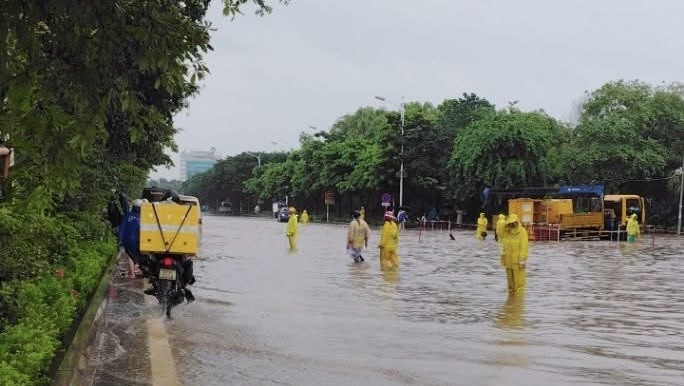 Hà Nội: Mưa ngớt, người dân vẫn ám ảnh vì còn hơn 20 điểm ngập sâu- Ảnh 6. Hà Nội: Mưa ngớt, người dân vẫn ám ảnh vì còn hơn 20 điểm ngập sâu- Ảnh 6.