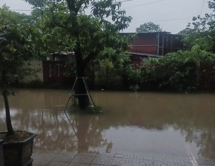 Hà Nội: Mưa ngớt, người dân vẫn ám ảnh vì còn hơn 20 điểm ngập sâu- Ảnh 9. Hà Nội: Mưa ngớt, người dân vẫn ám ảnh vì còn hơn 20 điểm ngập sâu- Ảnh 9.