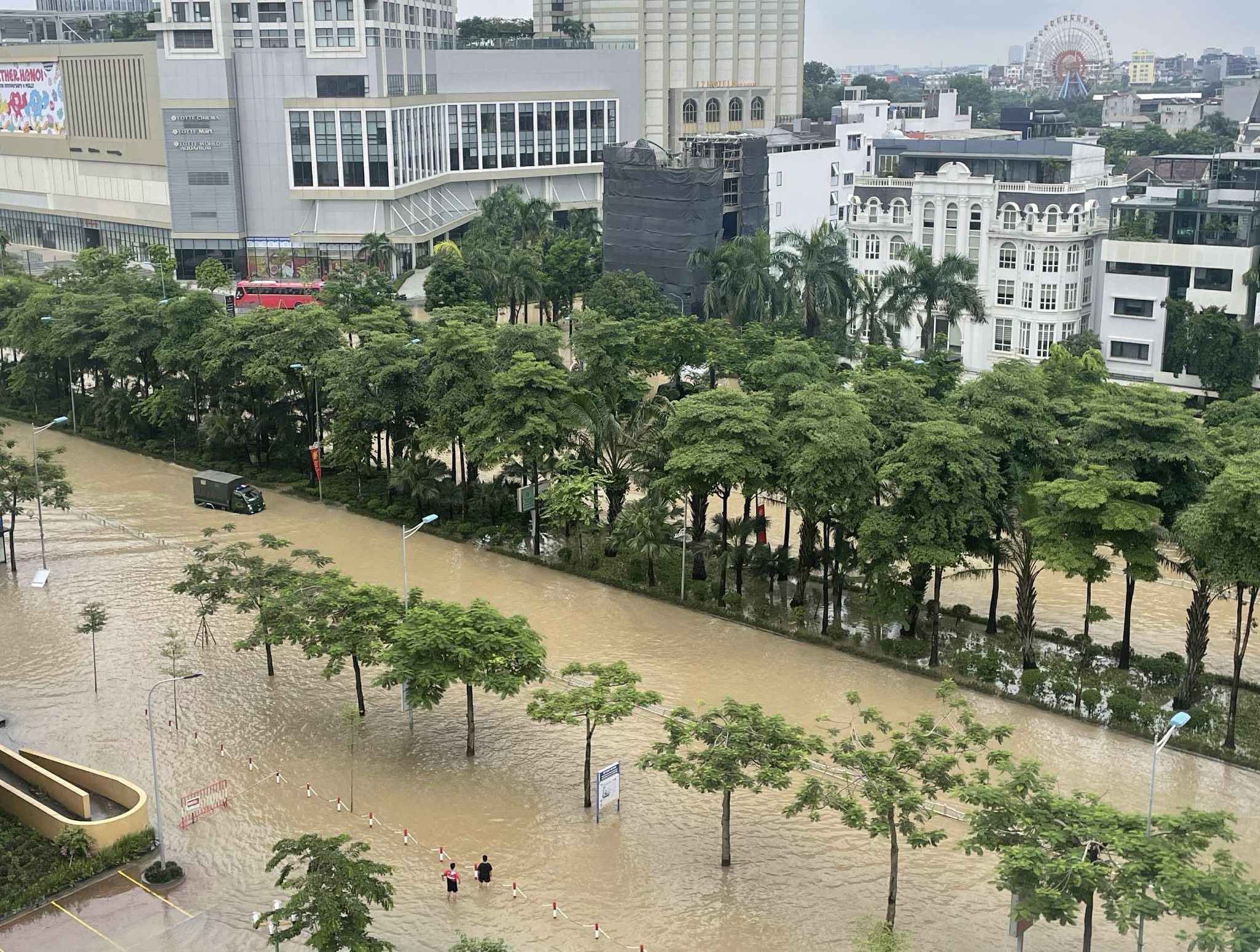 Hà Nội: Mưa ngớt, người dân vẫn ám ảnh vì còn hơn 20 điểm ngập sâu- Ảnh 7. Hà Nội: Mưa ngớt, người dân vẫn ám ảnh vì còn hơn 20 điểm ngập sâu- Ảnh 7.