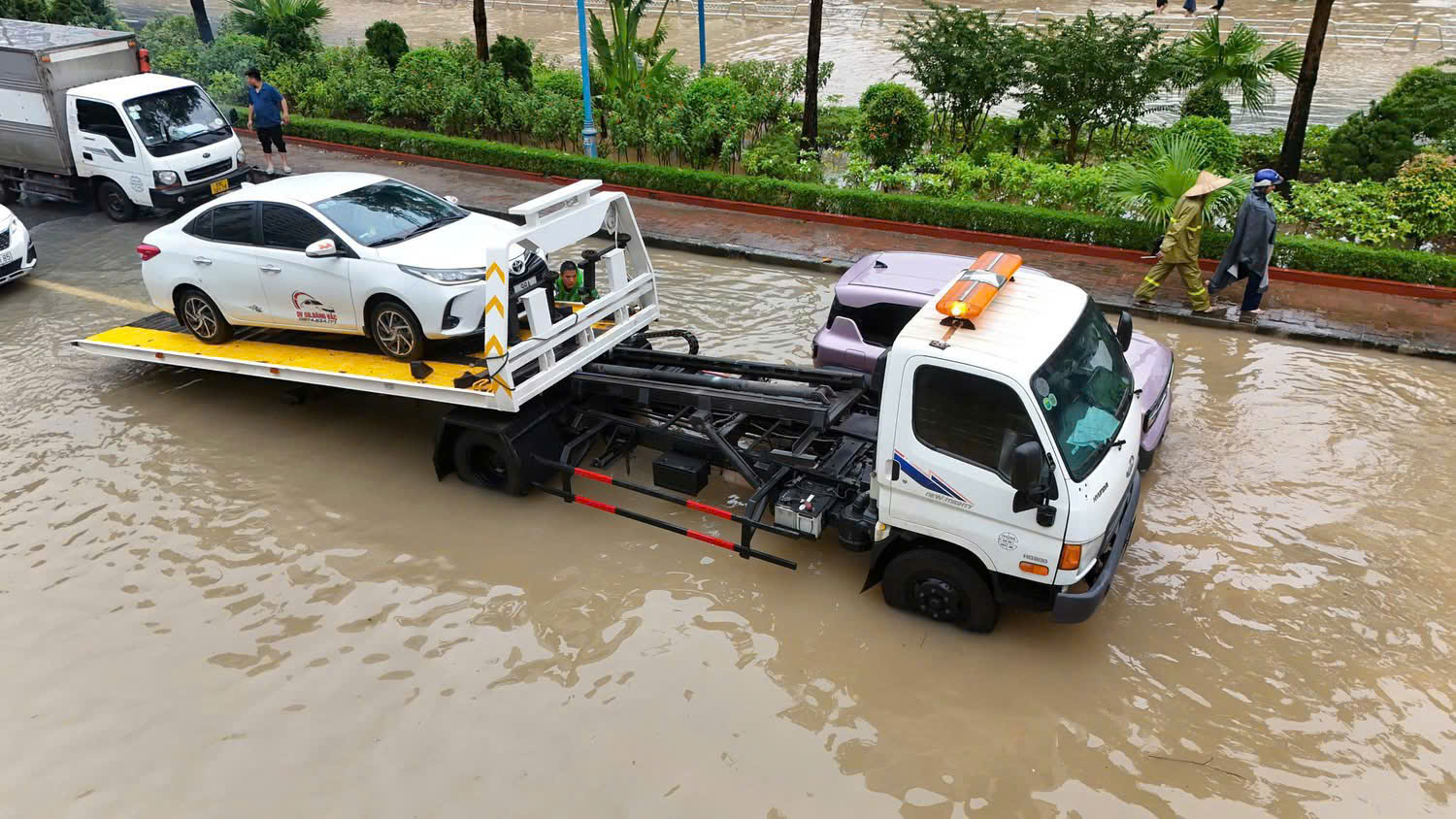 Hà Nội: Mưa ngớt, người dân vẫn ám ảnh vì còn hơn 20 điểm ngập sâu- Ảnh 8. Hà Nội: Mưa ngớt, người dân vẫn ám ảnh vì còn hơn 20 điểm ngập sâu- Ảnh 8.