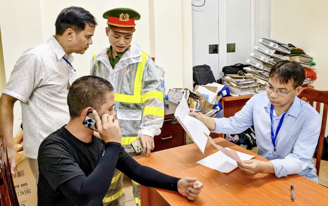 Hà Nội: Xử phạt bãi trông xe tự phát gần Quảng trường Ba Đình trước giờ sơ duyệt A80- Ảnh 2. Hà Nội: Xử phạt bãi trông xe tự phát gần Quảng trường Ba Đình trước giờ sơ duyệt A80- Ảnh 2.