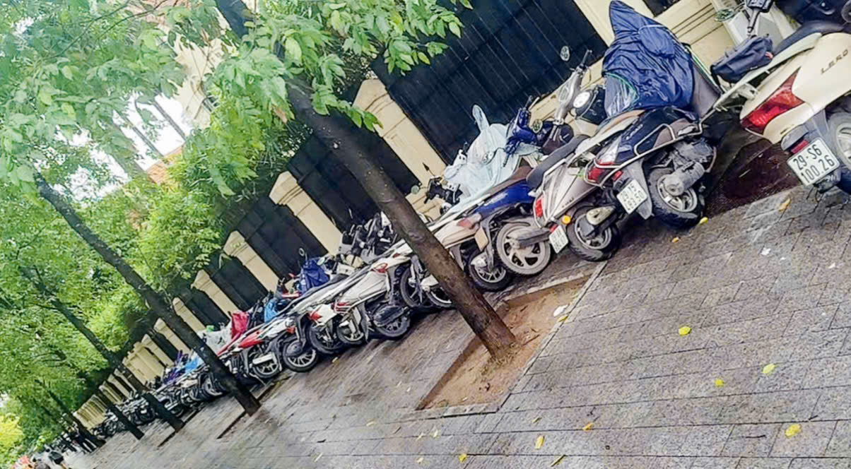 Hà Nội: Xử phạt bãi trông xe tự phát gần Quảng trường Ba Đình trước giờ sơ duyệt A80- Ảnh 1. Hà Nội: Xử phạt bãi trông xe tự phát gần Quảng trường Ba Đình trước giờ sơ duyệt A80- Ảnh 1.