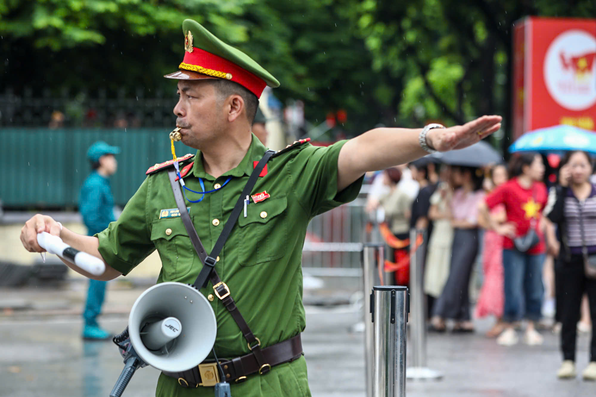 Hà Nội: Xử phạt bãi trông xe tự phát gần Quảng trường Ba Đình trước giờ sơ duyệt A80- Ảnh 4. Hà Nội: Xử phạt bãi trông xe tự phát gần Quảng trường Ba Đình trước giờ sơ duyệt A80- Ảnh 4.