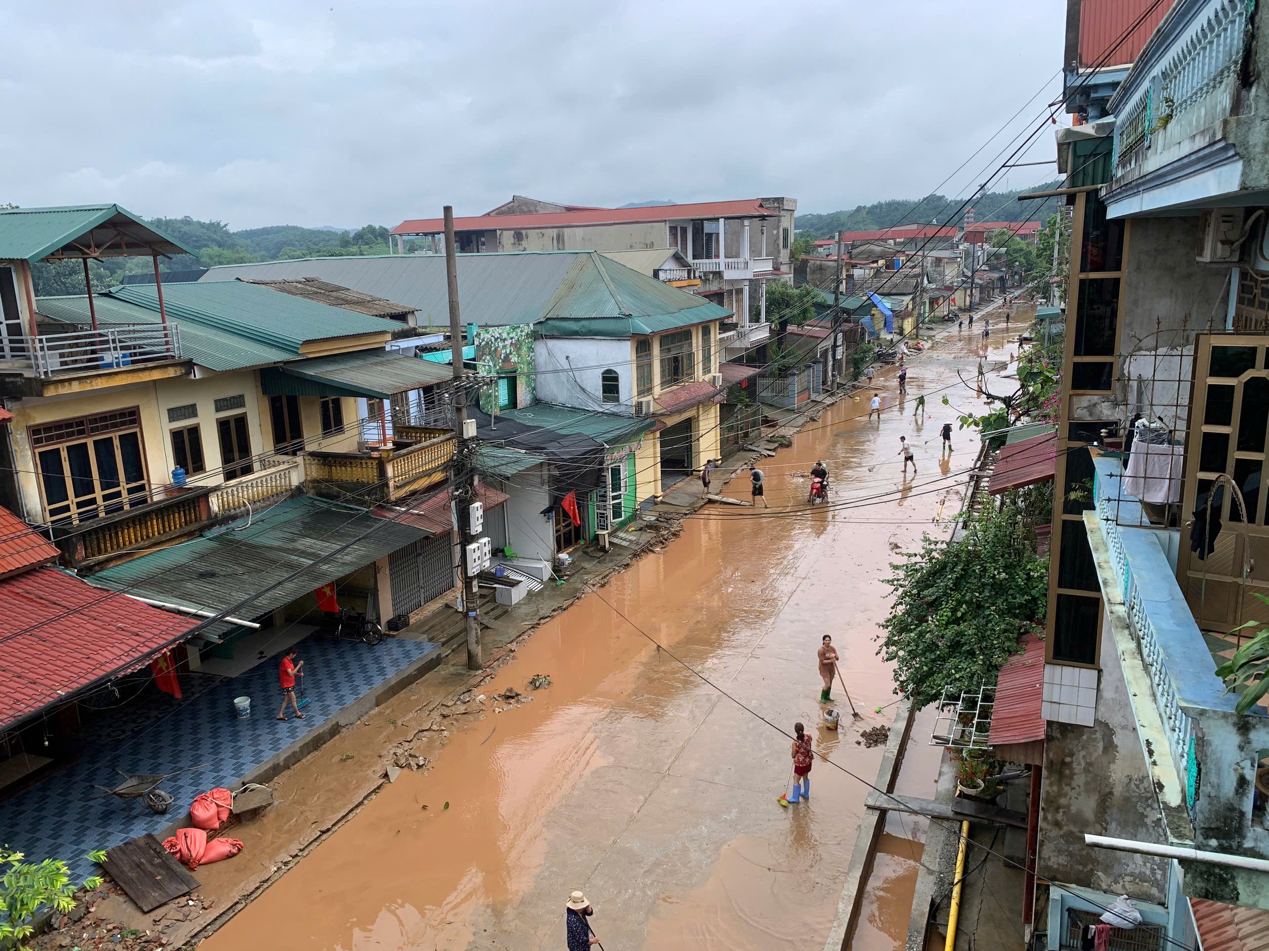 Lào Cai: Mưa lớn gây sạt lở hàng loạt, nhiều tuyến quốc lộ ách tắc- Ảnh 4. Lào Cai: Mưa lớn gây sạt lở hàng loạt, nhiều tuyến quốc lộ ách tắc- Ảnh 4.