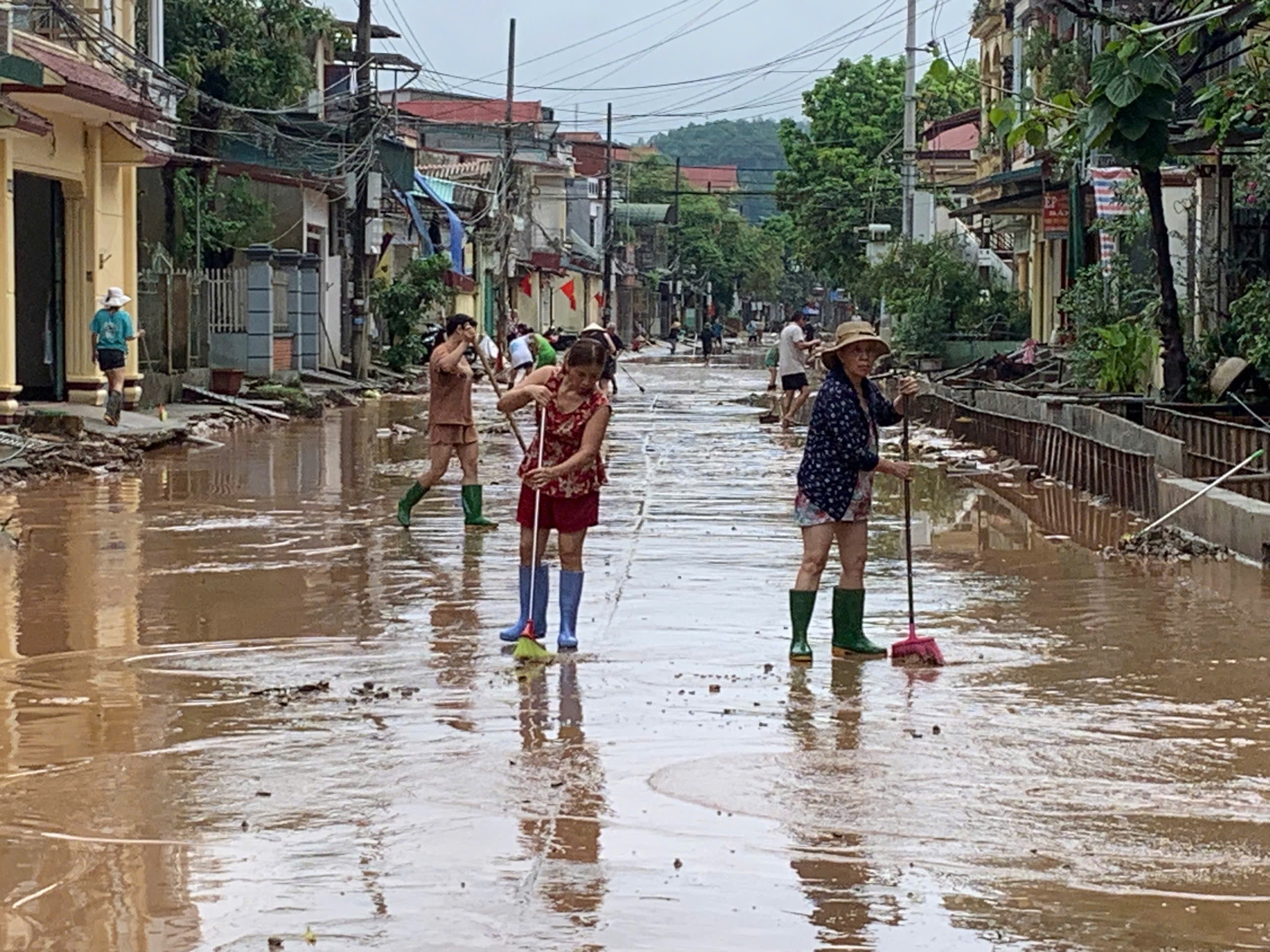 Lào Cai: Mưa lớn gây sạt lở hàng loạt, nhiều tuyến quốc lộ ách tắc- Ảnh 5. Lào Cai: Mưa lớn gây sạt lở hàng loạt, nhiều tuyến quốc lộ ách tắc- Ảnh 5.