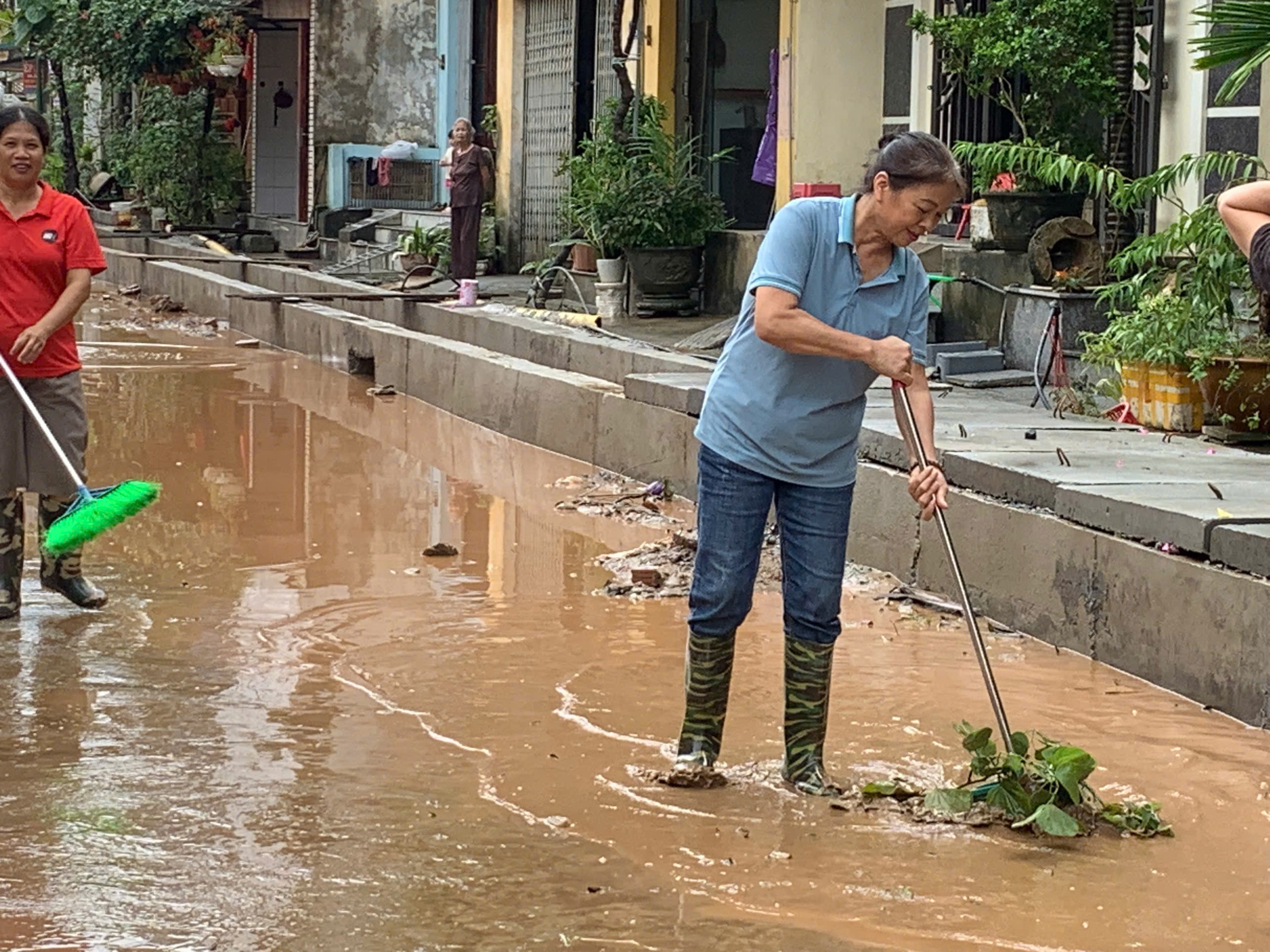 Lào Cai: Mưa lớn gây sạt lở hàng loạt, nhiều tuyến quốc lộ ách tắc- Ảnh 6. Lào Cai: Mưa lớn gây sạt lở hàng loạt, nhiều tuyến quốc lộ ách tắc- Ảnh 6.