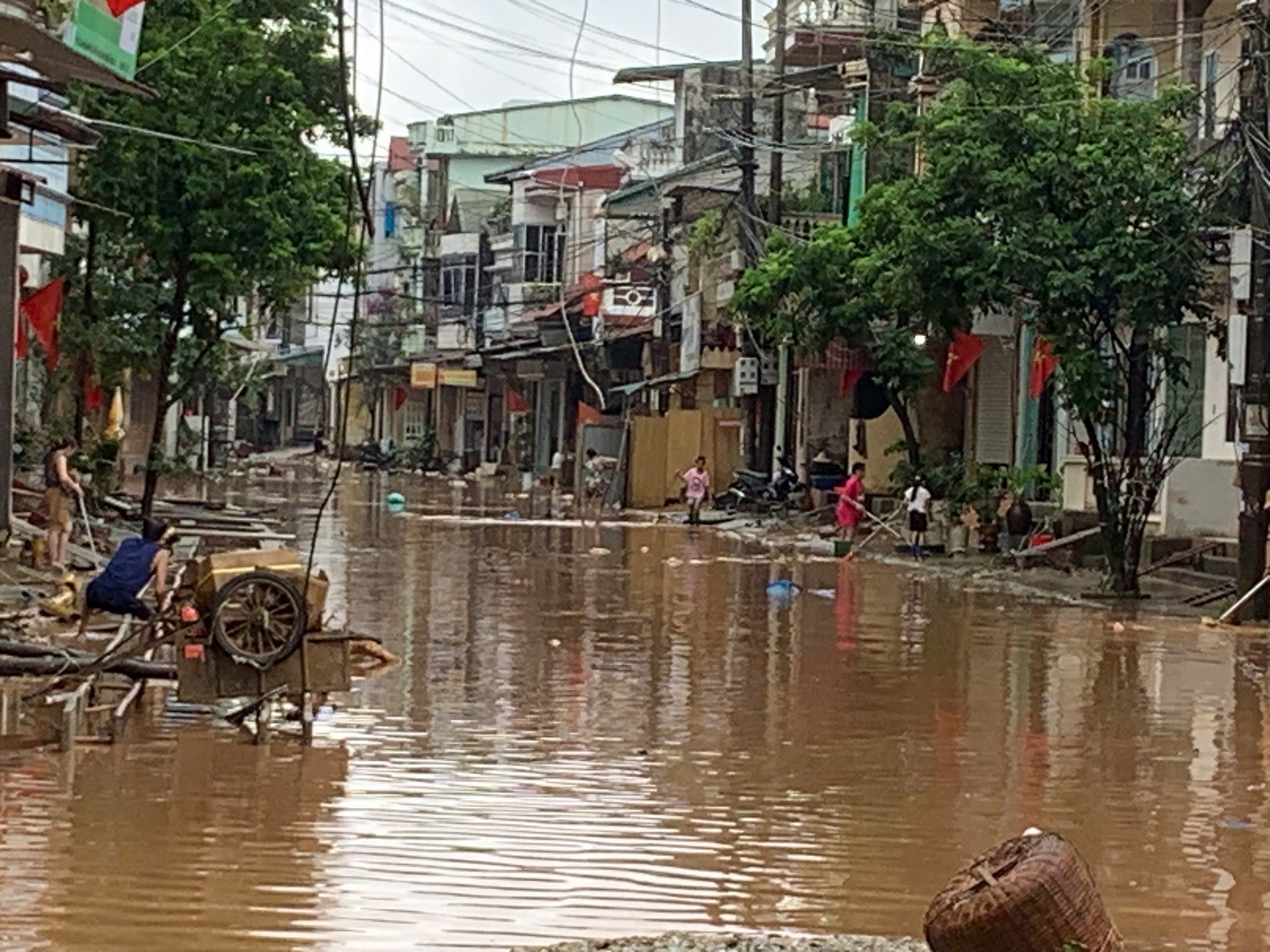 Lào Cai: Mưa lớn gây sạt lở hàng loạt, nhiều tuyến quốc lộ ách tắc- Ảnh 8. Lào Cai: Mưa lớn gây sạt lở hàng loạt, nhiều tuyến quốc lộ ách tắc- Ảnh 8.