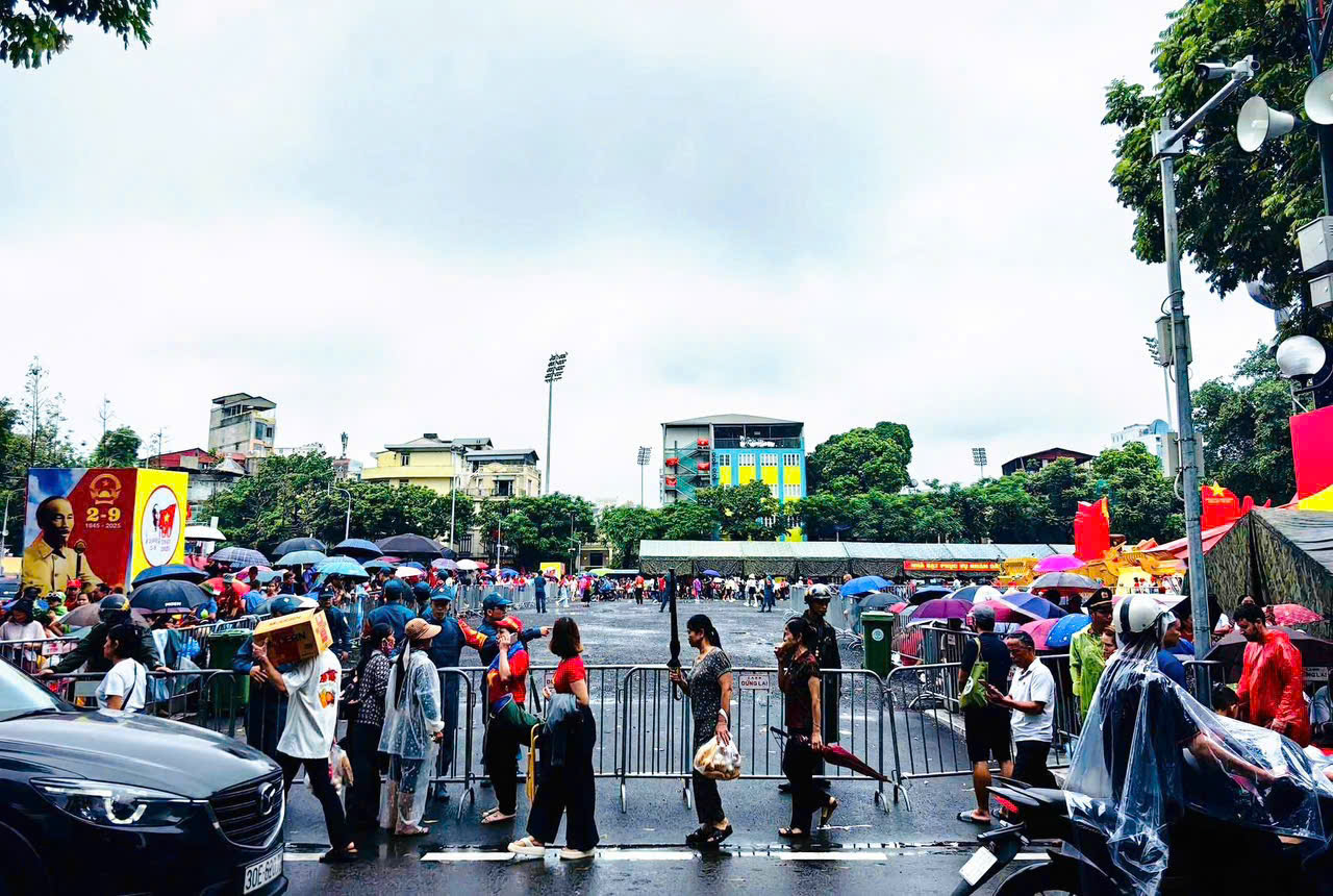 Biển người đội mưa, giữ chỗ từ sớm chờ xem sơ duyệt diễu binh, diễu hành- Ảnh 2. Biển người đội mưa, giữ chỗ từ sớm chờ xem sơ duyệt diễu binh, diễu hành- Ảnh 2.