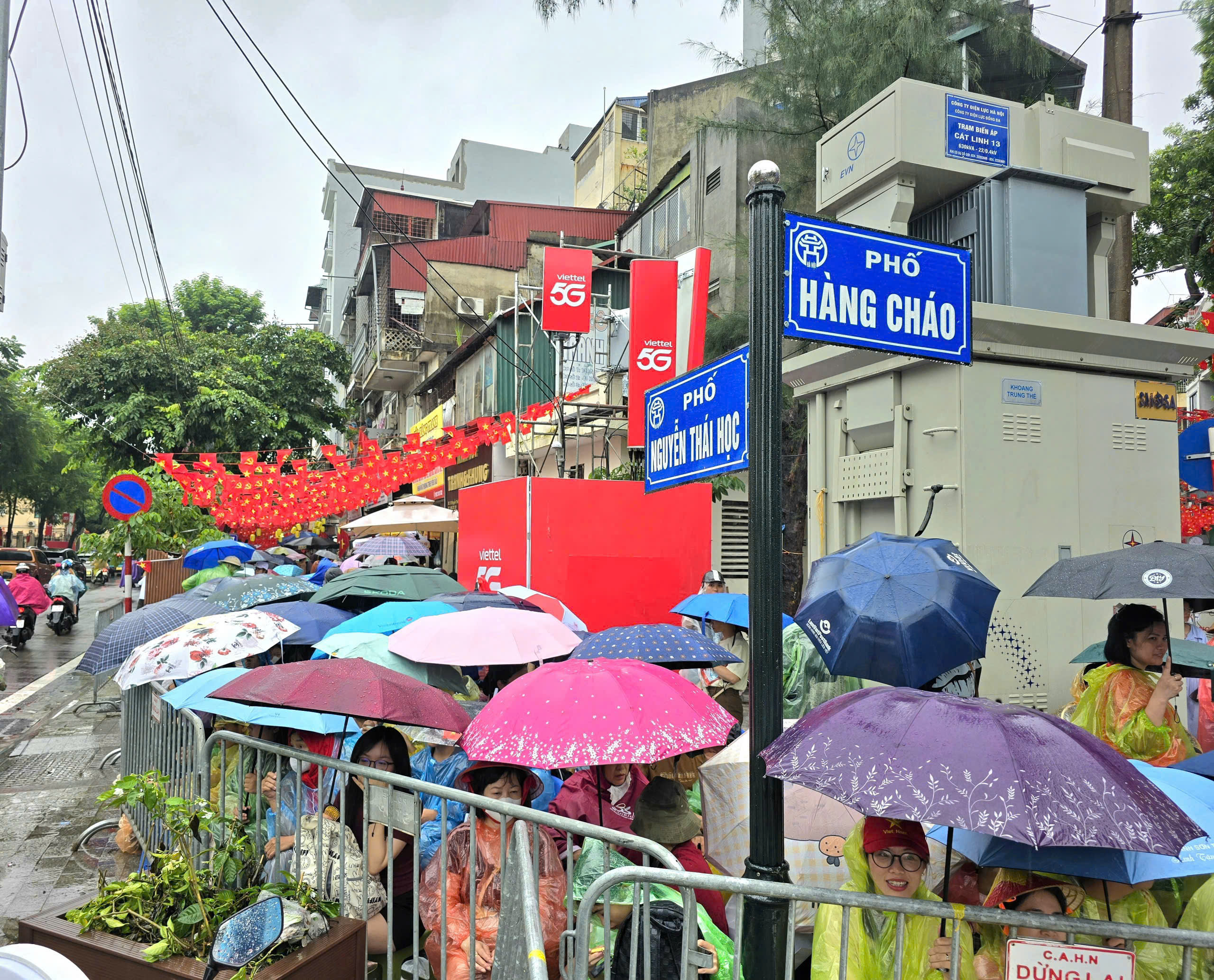 Biển người đội mưa, giữ chỗ từ sớm chờ xem sơ duyệt diễu binh, diễu hành- Ảnh 4. Biển người đội mưa, giữ chỗ từ sớm chờ xem sơ duyệt diễu binh, diễu hành- Ảnh 4.