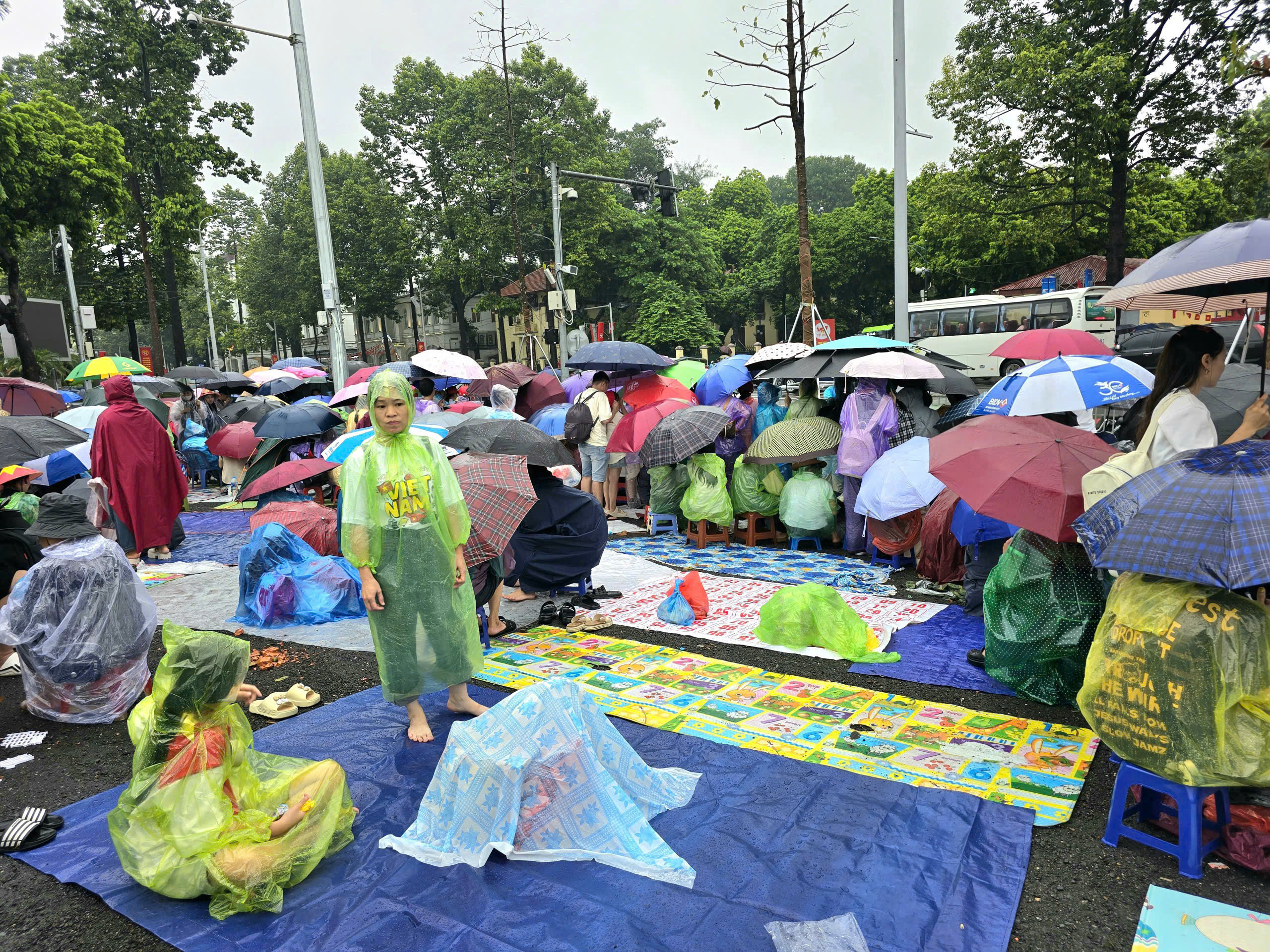 Biển người đội mưa, giữ chỗ từ sớm chờ xem sơ duyệt diễu binh, diễu hành- Ảnh 9. Biển người đội mưa, giữ chỗ từ sớm chờ xem sơ duyệt diễu binh, diễu hành- Ảnh 9.