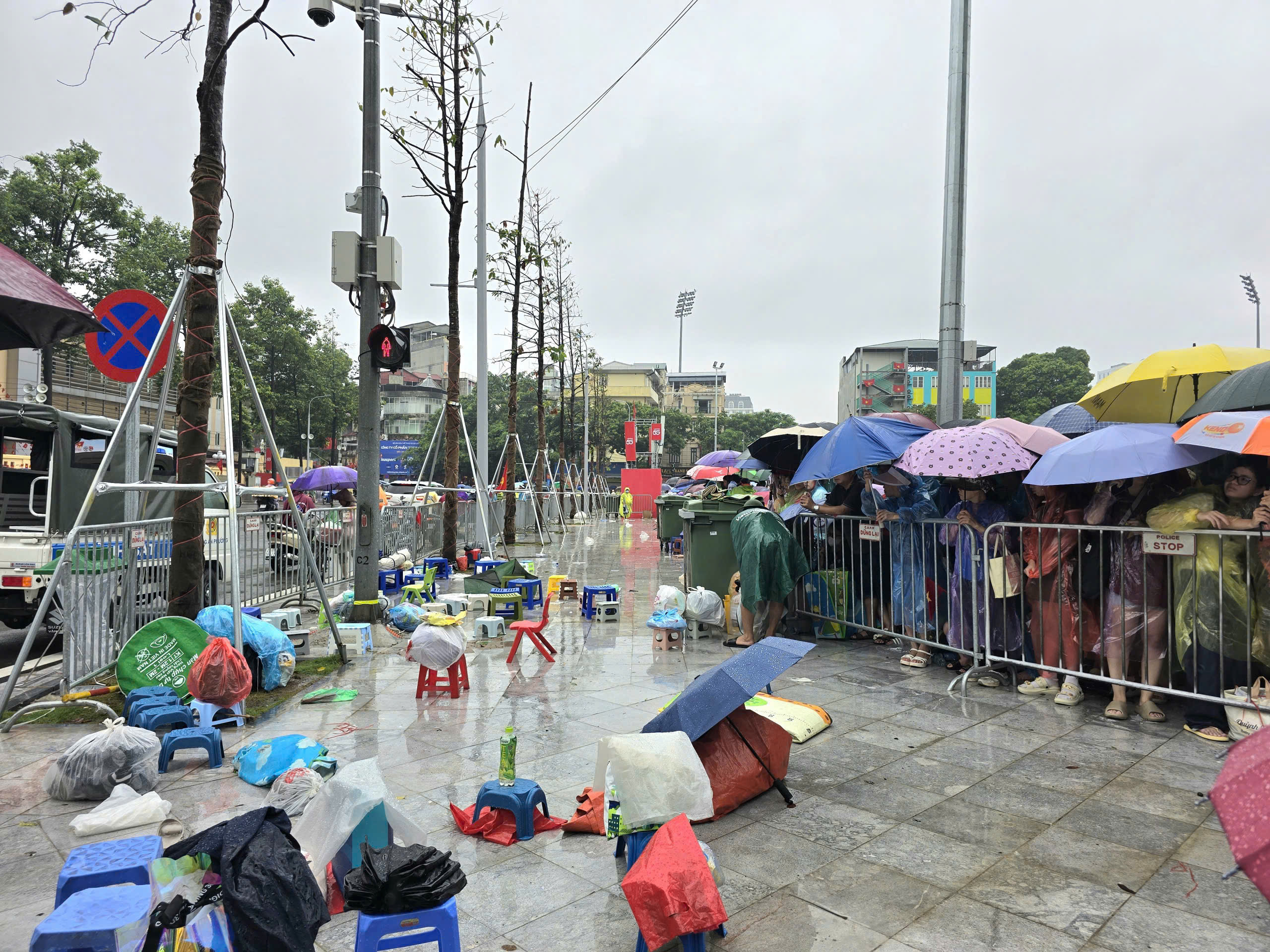 Biển người đội mưa, giữ chỗ từ sớm chờ xem sơ duyệt diễu binh, diễu hành- Ảnh 11. Biển người đội mưa, giữ chỗ từ sớm chờ xem sơ duyệt diễu binh, diễu hành- Ảnh 11.