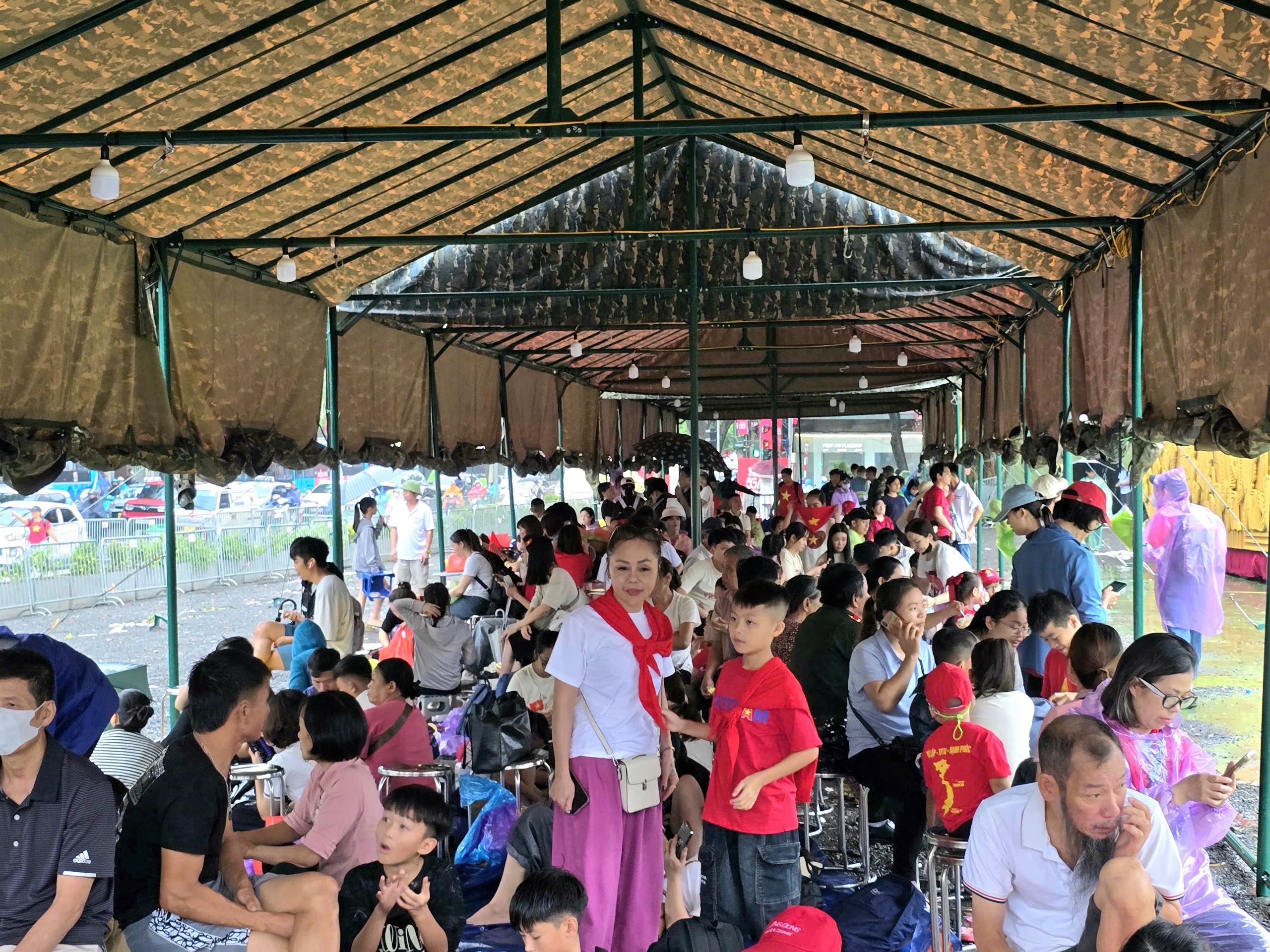 Biển người đội mưa, giữ chỗ từ sớm chờ xem sơ duyệt diễu binh, diễu hành- Ảnh 15.