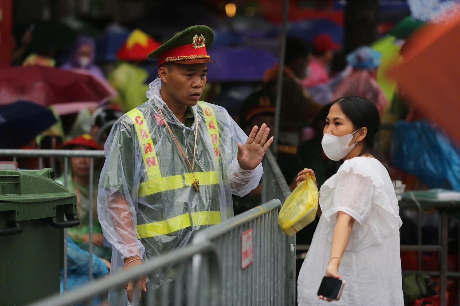 Biển người đội mưa, giữ chỗ từ sớm chờ xem sơ duyệt diễu binh, diễu hành- Ảnh 12.