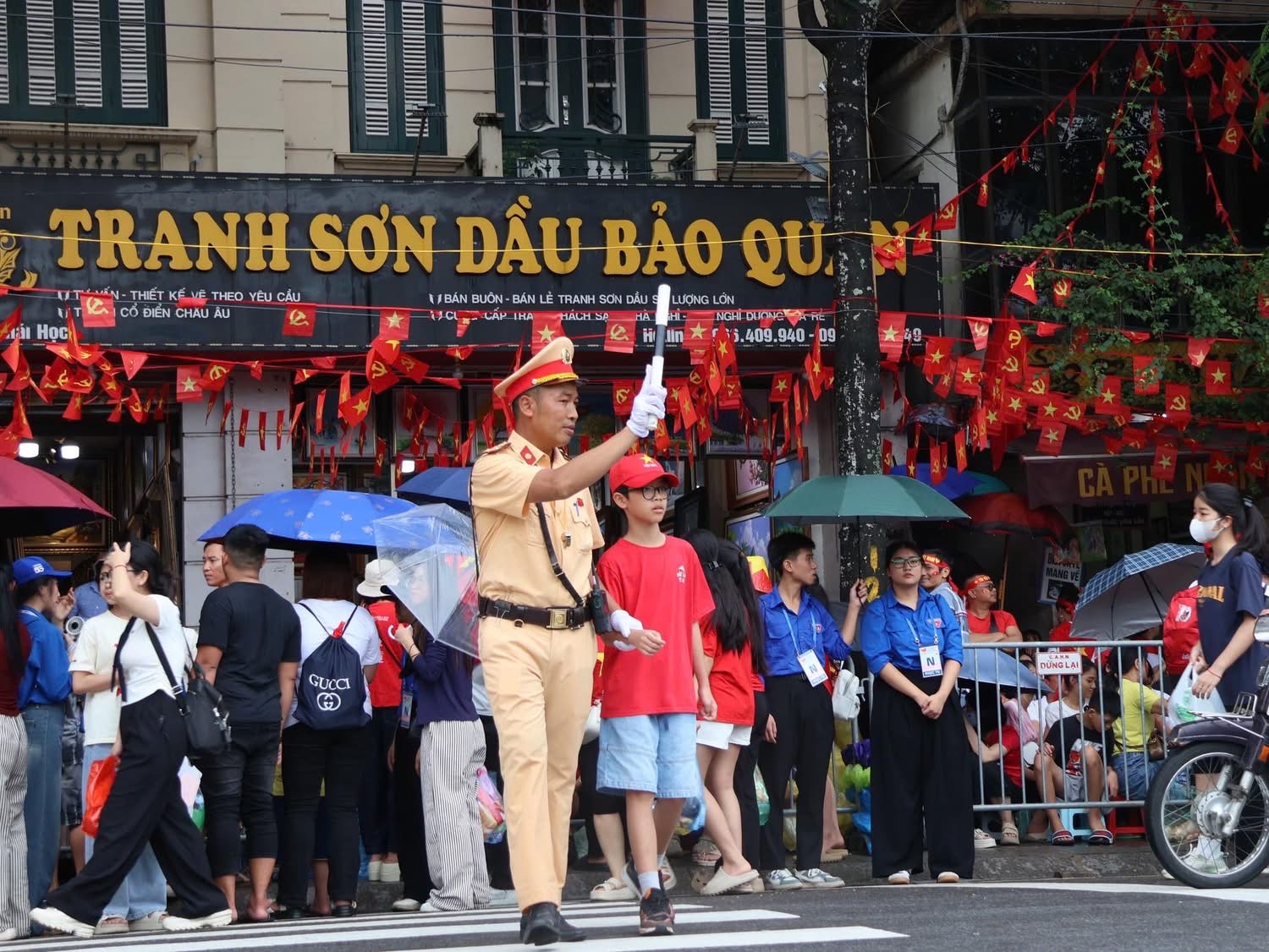 Biển người đội mưa, giữ chỗ từ sớm chờ xem sơ duyệt diễu binh, diễu hành- Ảnh 13.