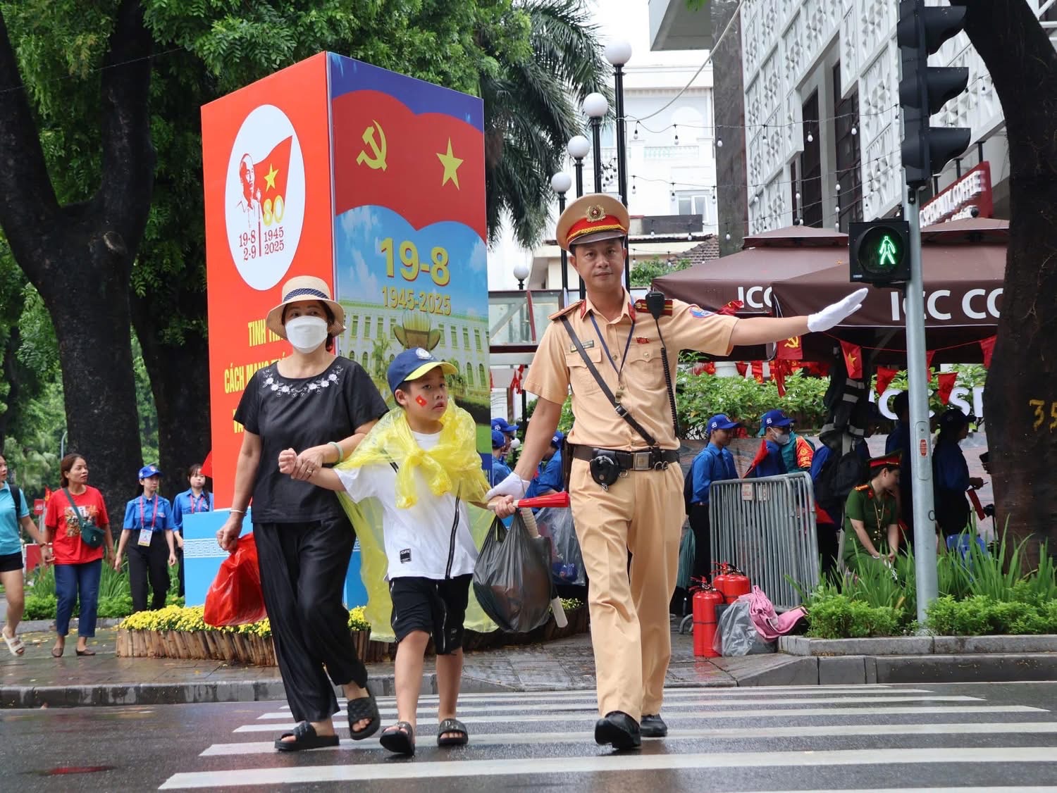 Biển người đội mưa, giữ chỗ từ sớm chờ xem sơ duyệt diễu binh, diễu hành- Ảnh 14.