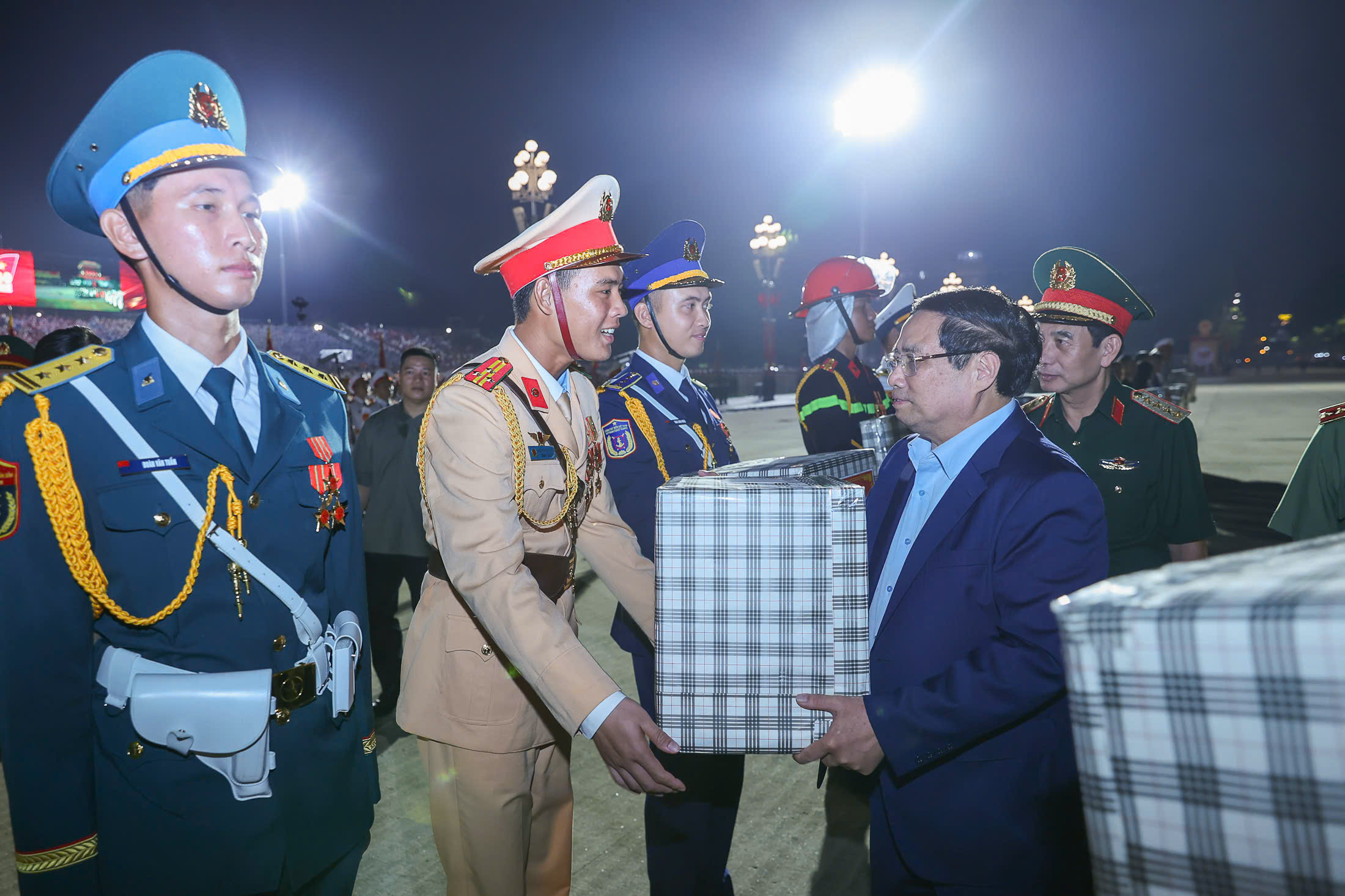 Toàn cảnh xe tăng, khí tài, lực lượng hùng hậu diễu hành qua Quảng trường Ba Đình- Ảnh 1. Toàn cảnh xe tăng, khí tài, lực lượng hùng hậu diễu hành qua Quảng trường Ba Đình- Ảnh 1.