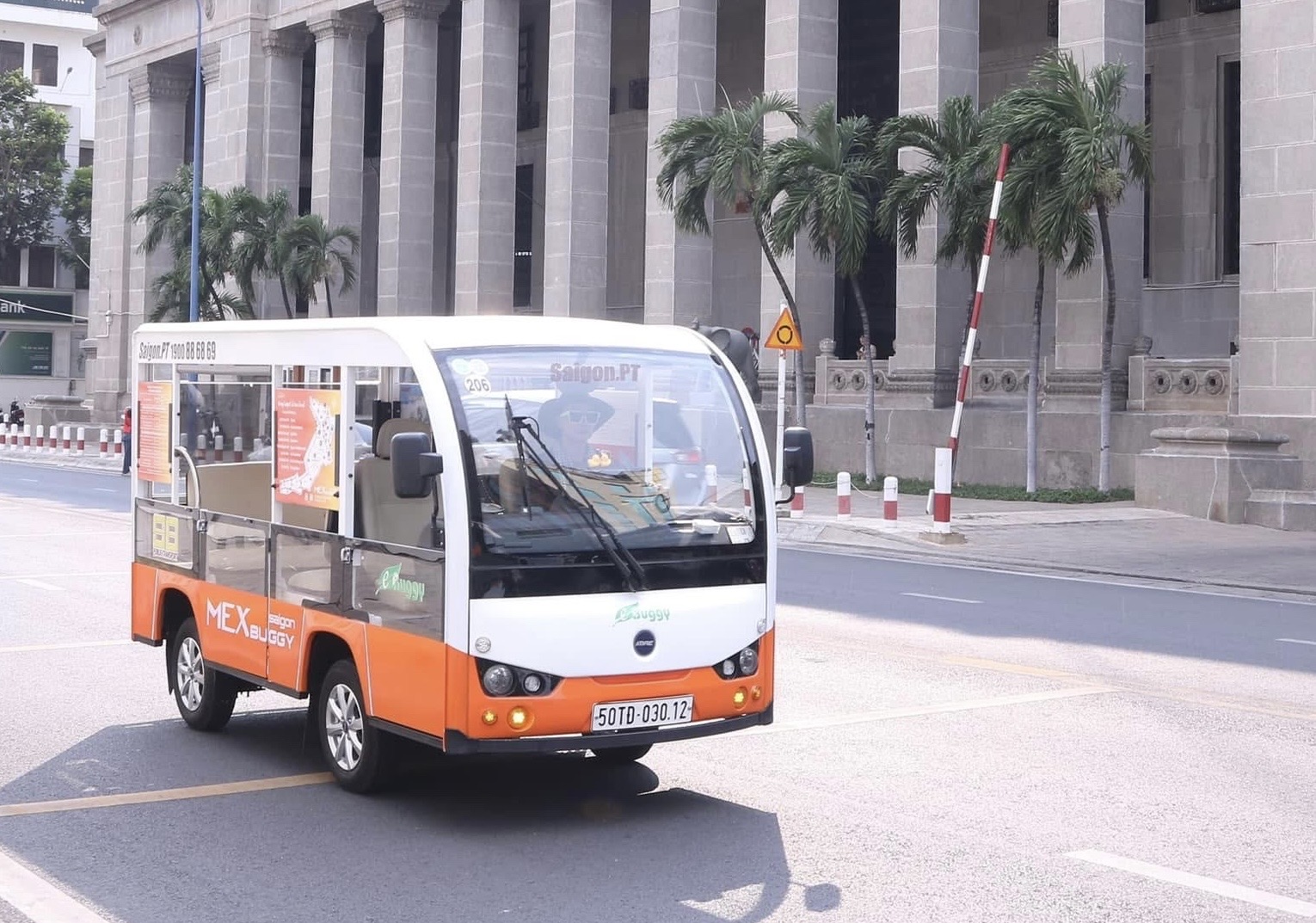 TP.HCM tìm cách gỡ khó cho xe điện bốn bánh phục vụ du lịch đã “đắp chiếu” 2 tháng- Ảnh 1. TP.HCM tìm cách gỡ khó cho xe điện bốn bánh phục vụ du lịch đã “đắp chiếu” 2 tháng- Ảnh 1.