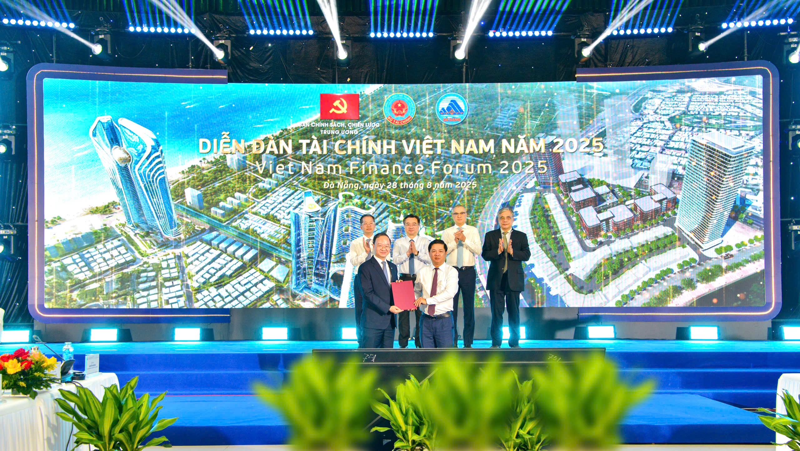 Vietcombank và Đà Nẵng hợp tác phát triển dịch vụ tại Trung tâm Tài chính Quốc tế Việt Nam- Ảnh 1. Vietcombank và Đà Nẵng hợp tác phát triển dịch vụ tại Trung tâm Tài chính Quốc tế Việt Nam- Ảnh 1.