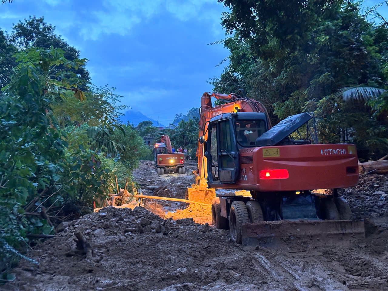 Thanh Hóa: Hậu bão số 5, nhiều nơi vẫn bị ngập, sạt lở gây tắc đường- Ảnh 2. Thanh Hóa: Hậu bão số 5, nhiều nơi vẫn bị ngập, sạt lở gây tắc đường- Ảnh 2.