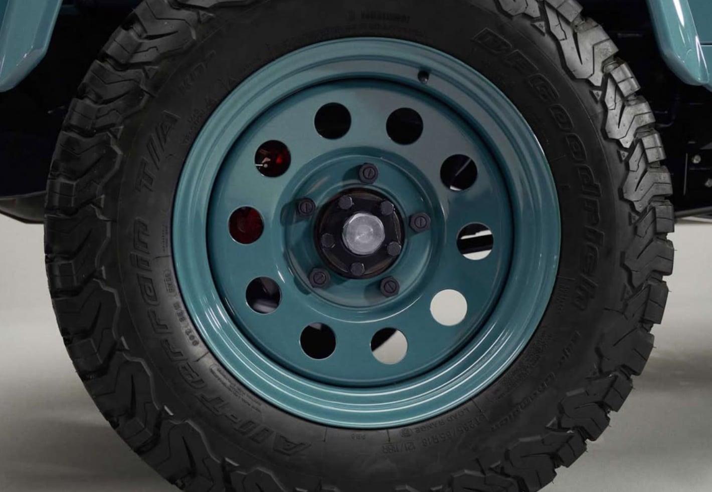 Land Rover Defender 110 được hồi sinh với phong cách mới- Ảnh 2. Land Rover Defender 110 được hồi sinh với phong cách mới- Ảnh 2.