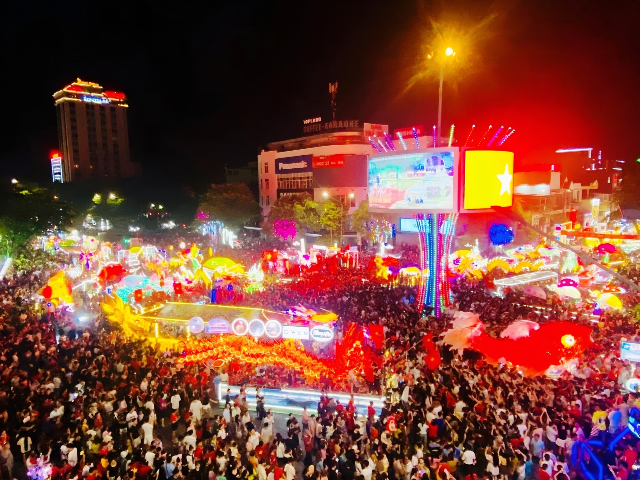 Lung linh sắc màu các mô hình đèn trung thu ở Tuyên Quang- Ảnh 10. Lung linh sắc màu các mô hình đèn trung thu ở Tuyên Quang- Ảnh 10.
