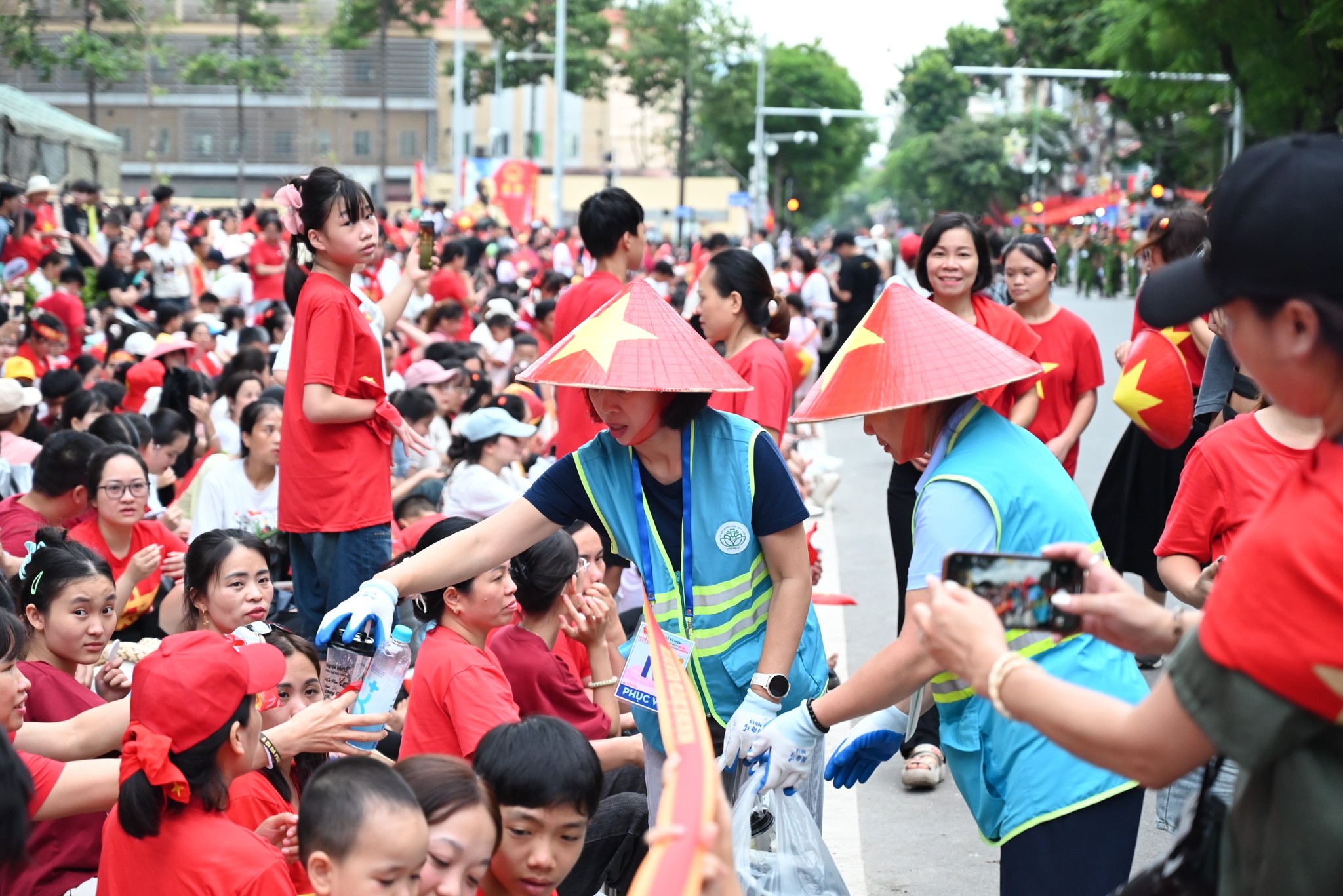 Công đoàn Xây dựng phát động phong trào “Xanh - sạch - đẹp - an toàn”- Ảnh 1. Công đoàn Xây dựng phát động phong trào “Xanh - sạch - đẹp - an toàn”- Ảnh 1.