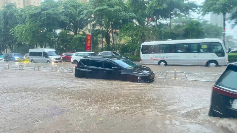 Hà Nội phân luồng từ xa trên đường Võ Chí Công do ngập sâu- Ảnh 1. Hà Nội phân luồng từ xa trên đường Võ Chí Công do ngập sâu- Ảnh 1.