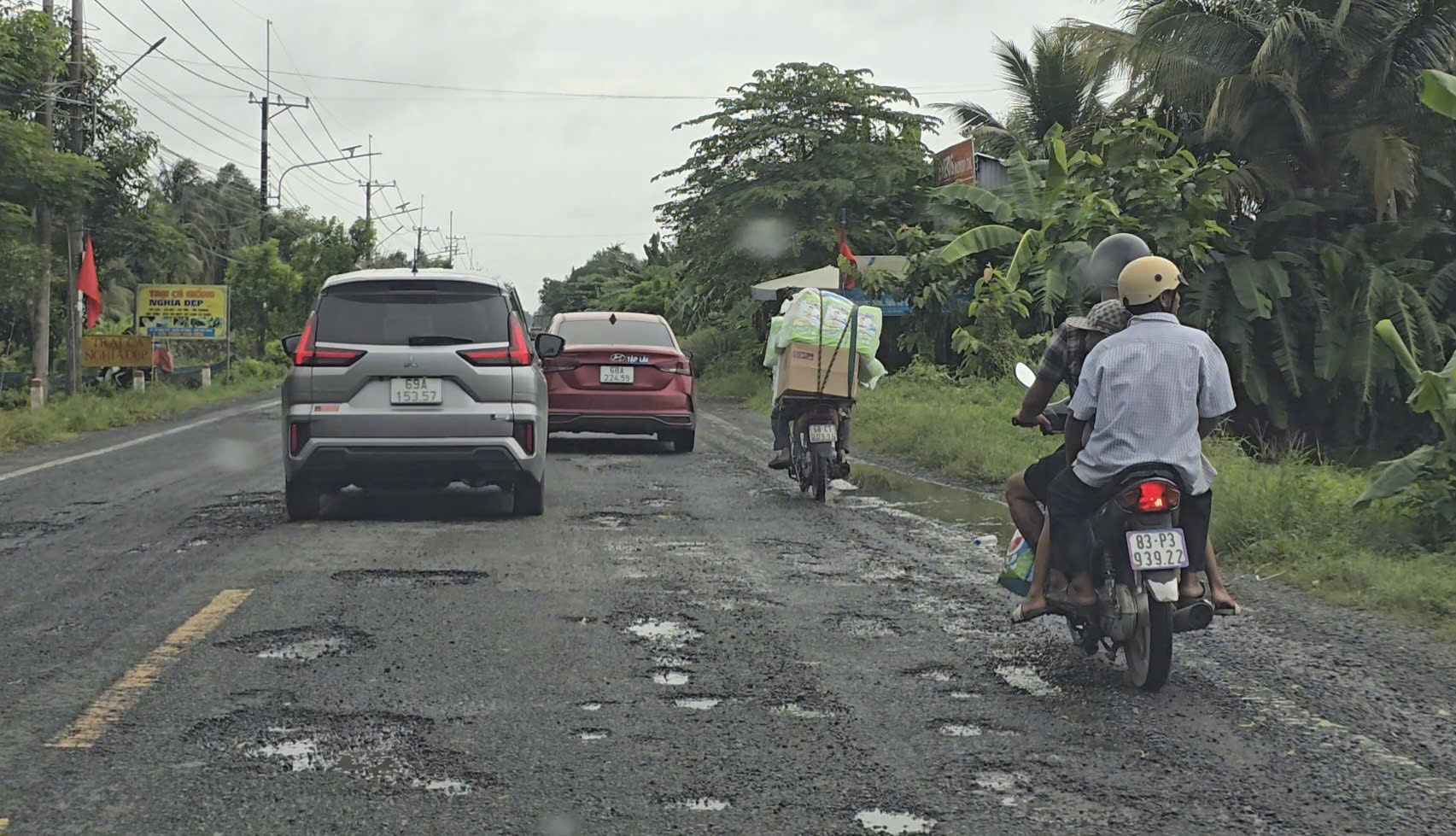 Quốc lộ 61 qua An Giang hư hỏng nặng: Sớm sửa chữa để đảm bảo an toàn giao thông- Ảnh 4. Quốc lộ 61 qua An Giang hư hỏng nặng: Sớm sửa chữa để đảm bảo an toàn giao thông- Ảnh 4.
