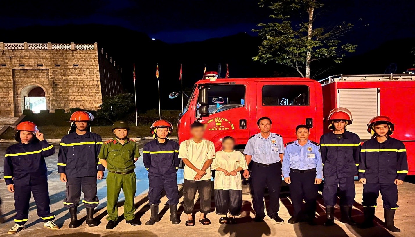 Công an Bắc Ninh giải cứu 2 du khách bị lạc trên núi Tây Yên Tử- Ảnh 1. Công an Bắc Ninh giải cứu 2 du khách bị lạc trên núi Tây Yên Tử- Ảnh 1.