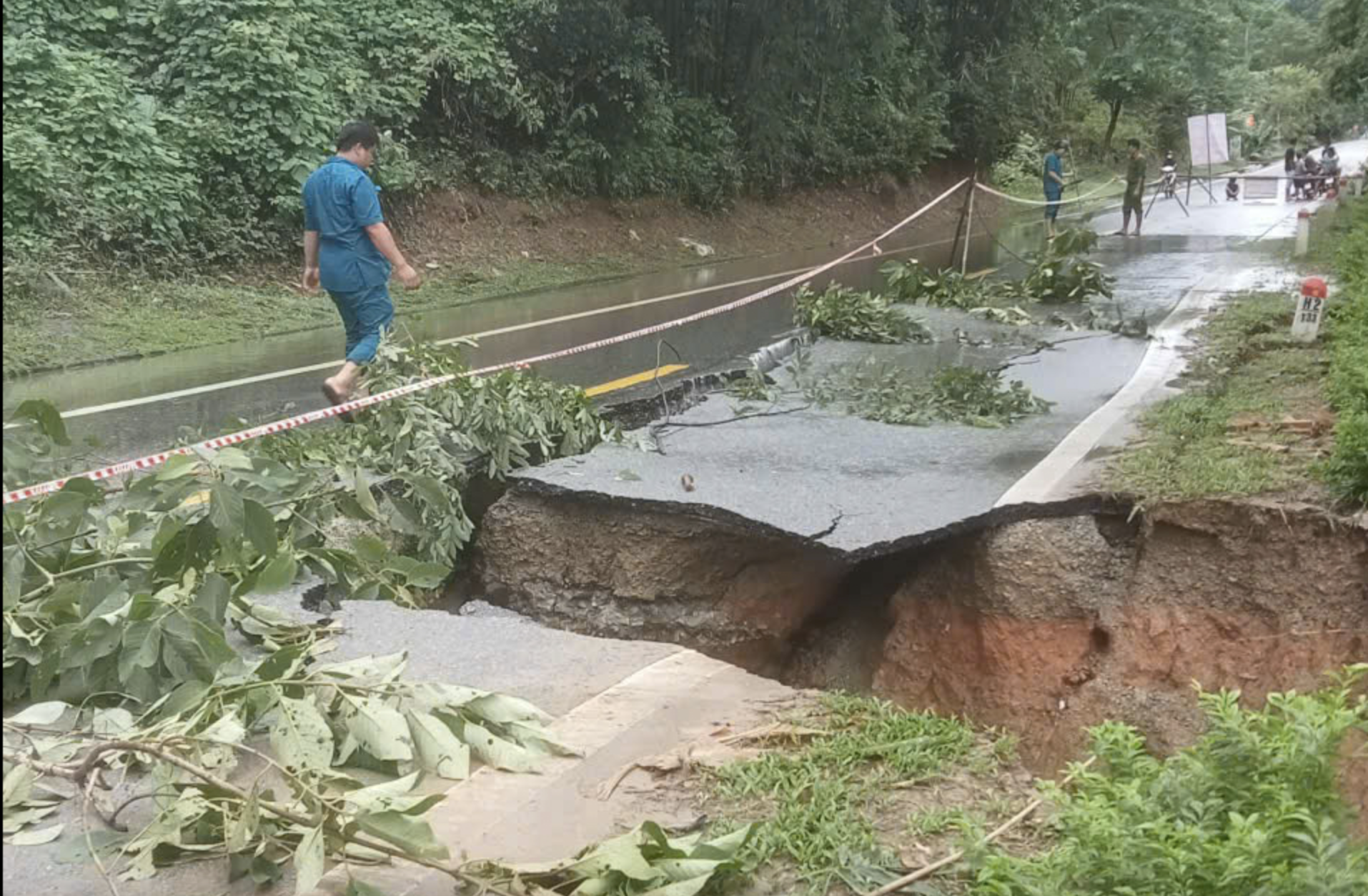 Nỗ lực thông tuyến, xóa ách tắc trên quốc lộ sau bão số 5- Ảnh 1. Nỗ lực thông tuyến, xóa ách tắc trên quốc lộ sau bão số 5- Ảnh 1.