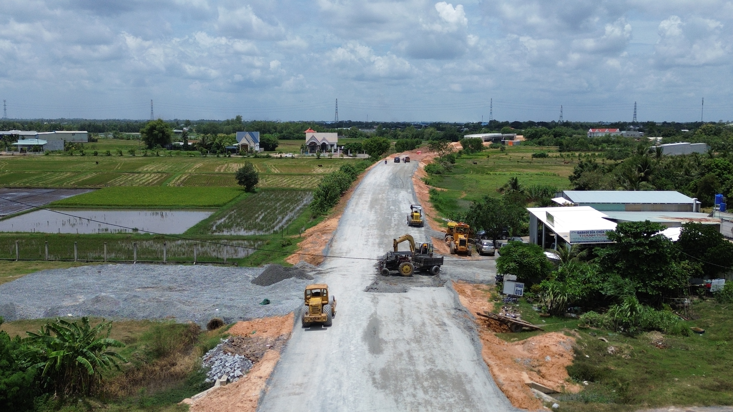 Đường Hồ Chí Minh qua Tây Ninh: Vướng mặt bằng, vật liệu, nhà thầu như "ngồi trên lửa"- Ảnh 2. Đường Hồ Chí Minh qua Tây Ninh: Vướng mặt bằng, vật liệu, nhà thầu như "ngồi trên lửa"- Ảnh 2.