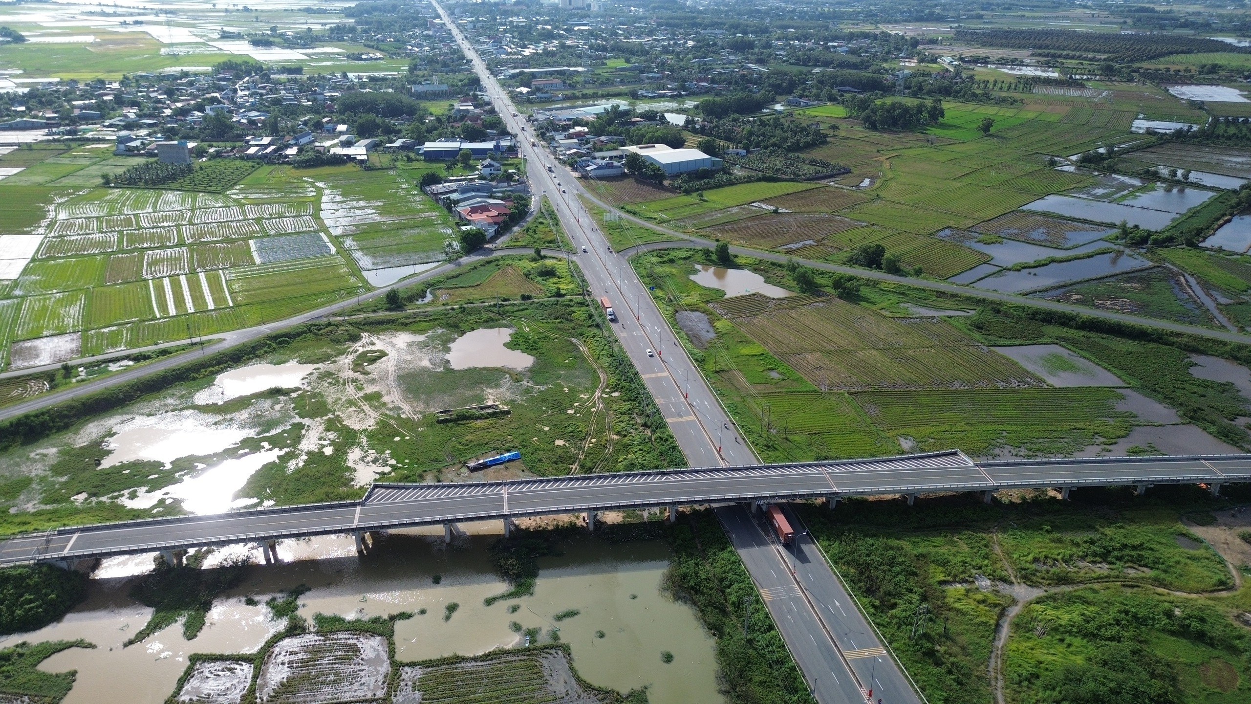 Đường Hồ Chí Minh qua Tây Ninh: Vướng mặt bằng, vật liệu, nhà thầu như "ngồi trên lửa"- Ảnh 1. Đường Hồ Chí Minh qua Tây Ninh: Vướng mặt bằng, vật liệu, nhà thầu như "ngồi trên lửa"- Ảnh 1.