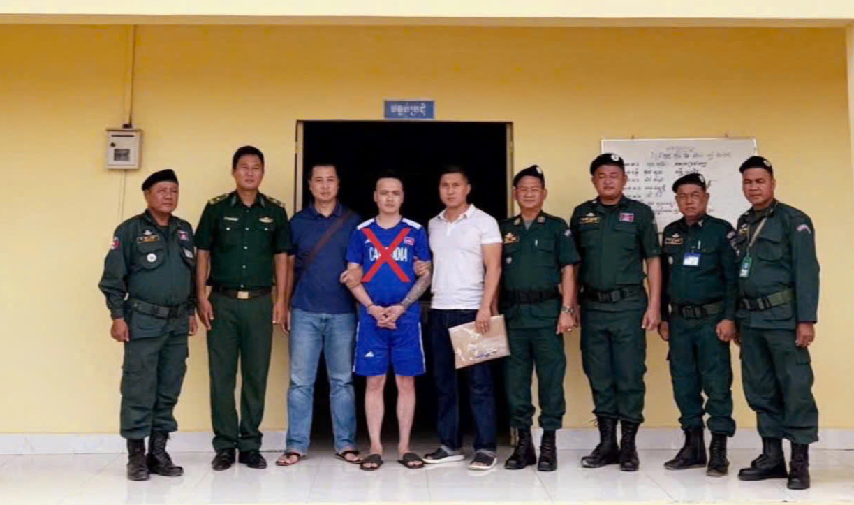 Bắt “ông trùm” đường dây lừa đảo chiếm đoạt hàng trăm tỷ đồng đang lẩn trốn ở Campuchia- Ảnh 1.