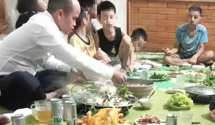 Đi mua xe máy phân khối lớn, cô gái bị bạn trai bỏ lại cửa hàng rồi đi xe mất hút- Ảnh 2. Đi mua xe máy phân khối lớn, cô gái bị bạn trai bỏ lại cửa hàng rồi đi xe mất hút- Ảnh 2.