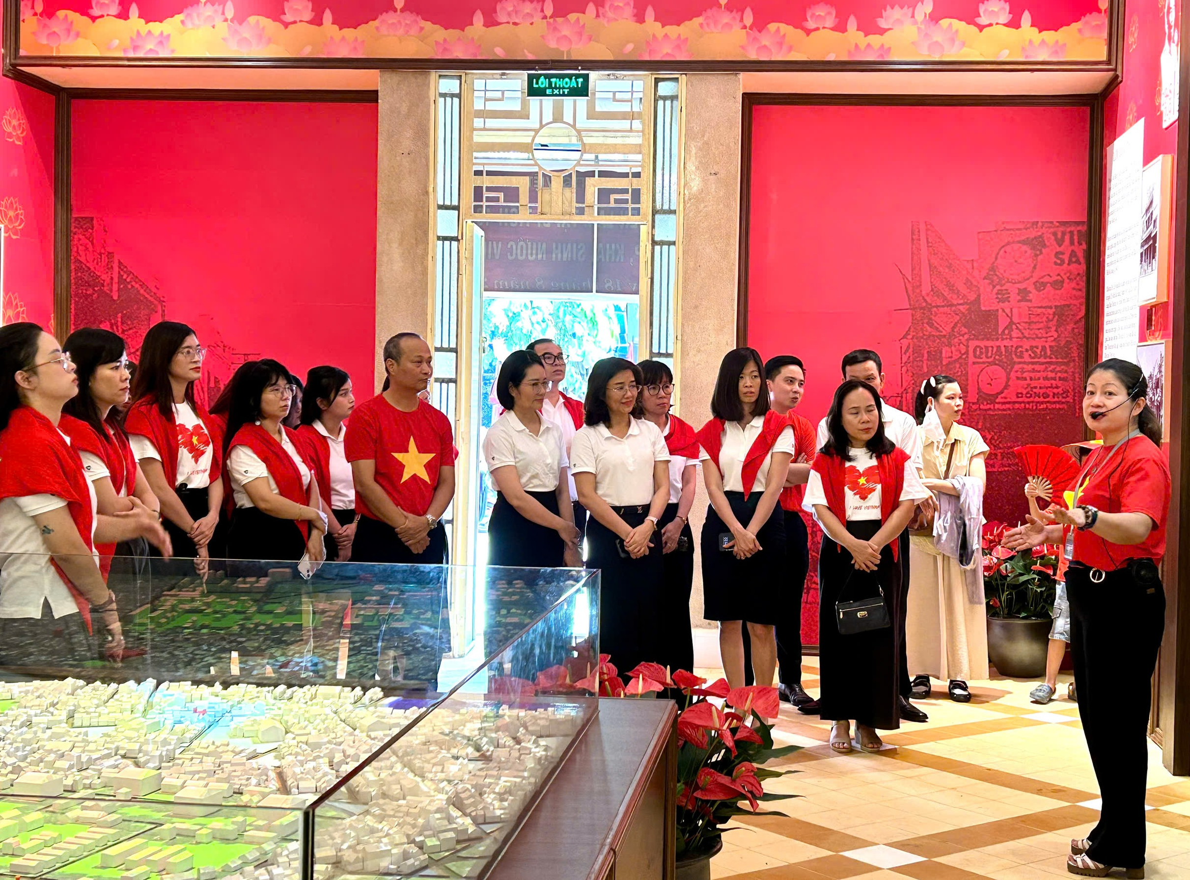 Nhiều "địa chỉ đỏ" tại Hà Nội thu hút khách tham quan dịp Quốc khánh- Ảnh 11. Nhiều "địa chỉ đỏ" tại Hà Nội thu hút khách tham quan dịp Quốc khánh- Ảnh 11.