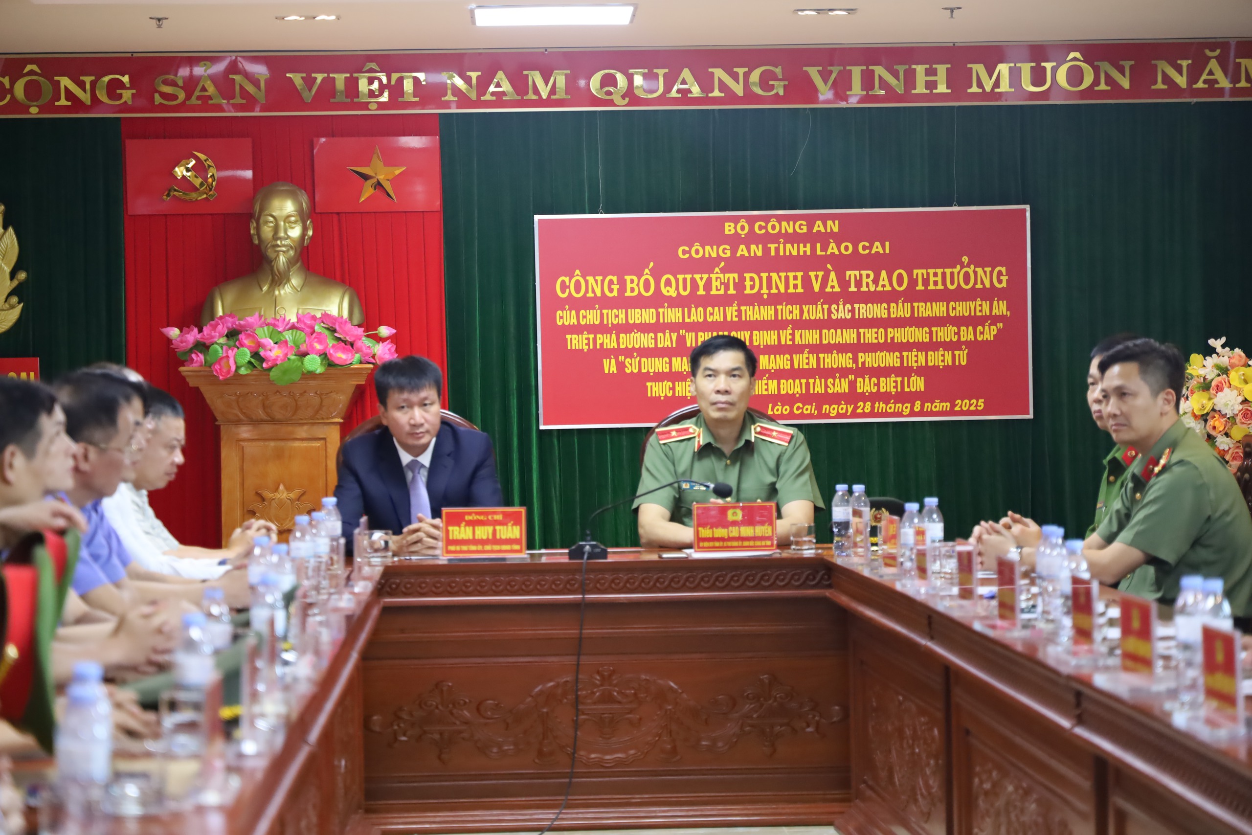 Lào Cai: Khen thưởng tập thể công an triệt phá đường dây lừa tiền ảo trên 400 tỷ đồng- Ảnh 6. Lào Cai: Khen thưởng tập thể công an triệt phá đường dây lừa tiền ảo trên 400 tỷ đồng- Ảnh 6.