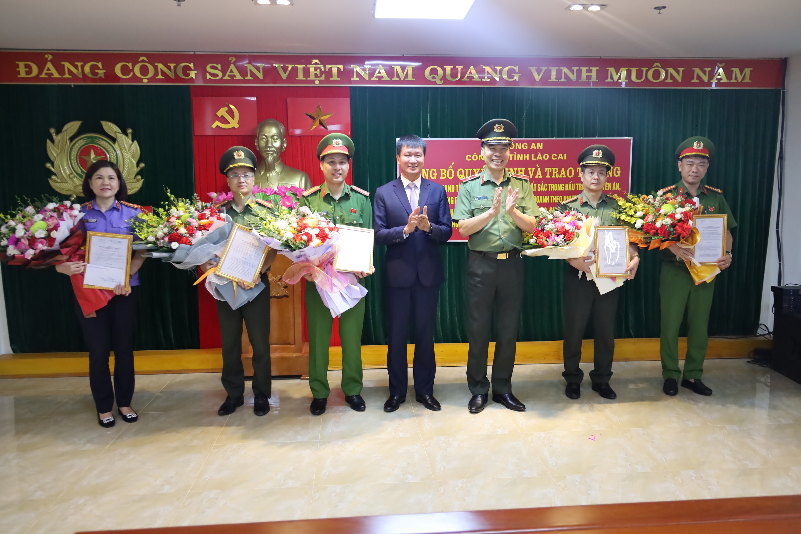 Lào Cai: Khen thưởng tập thể công an triệt phá đường dây lừa tiền ảo trên 400 tỷ đồng- Ảnh 7. Lào Cai: Khen thưởng tập thể công an triệt phá đường dây lừa tiền ảo trên 400 tỷ đồng- Ảnh 7.