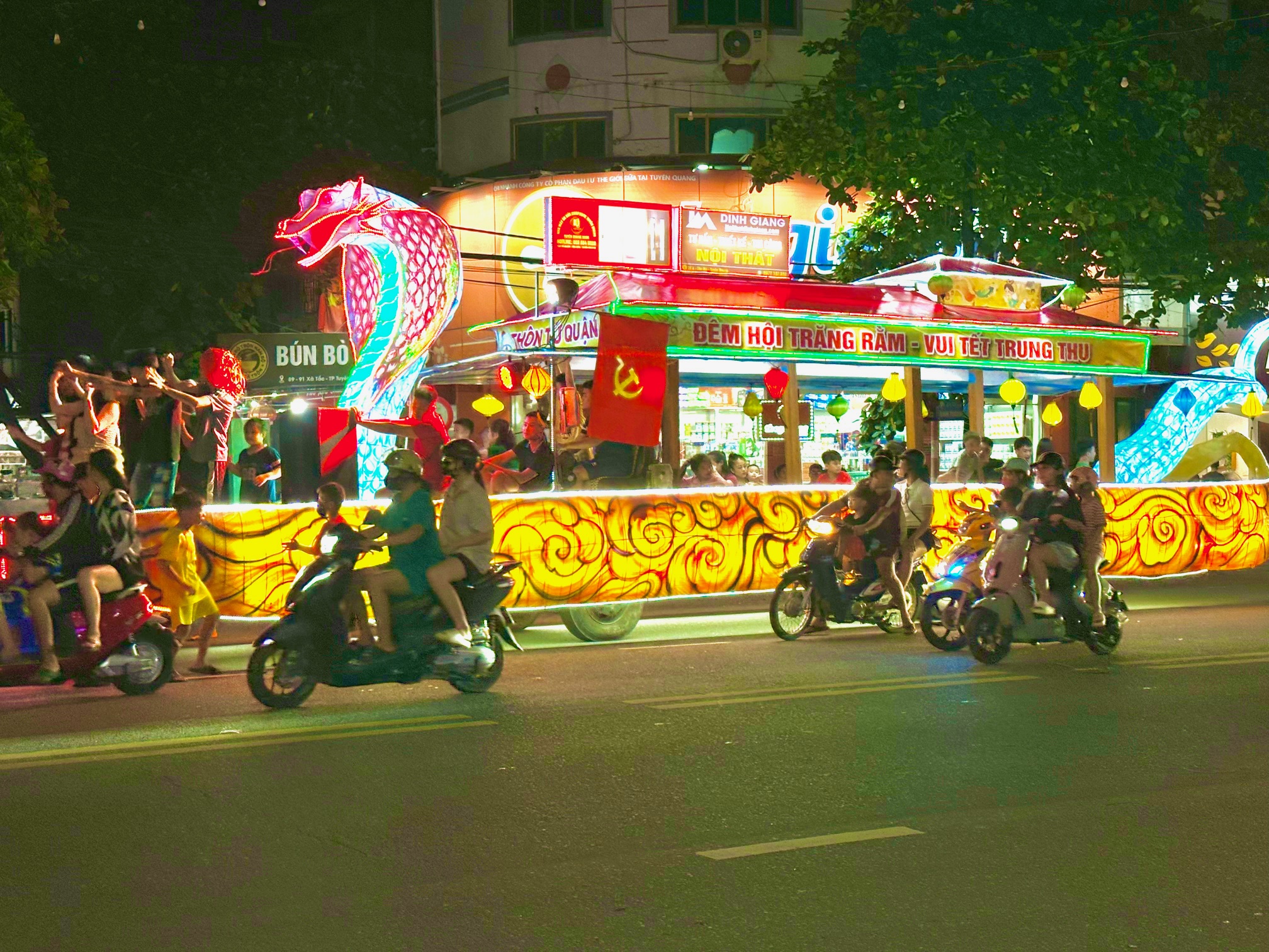 Lung linh sắc màu các mô hình đèn trung thu ở Tuyên Quang- Ảnh 4. Lung linh sắc màu các mô hình đèn trung thu ở Tuyên Quang- Ảnh 4.