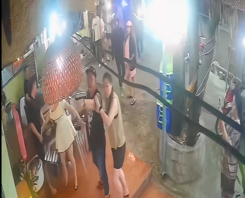 TP.HCM: Nhóm ‘côn đồ’ xông vào quán ăn đe dọa, đập phá đồ đạc- Ảnh 1. TP.HCM: Nhóm ‘côn đồ’ xông vào quán ăn đe dọa, đập phá đồ đạc- Ảnh 1.
