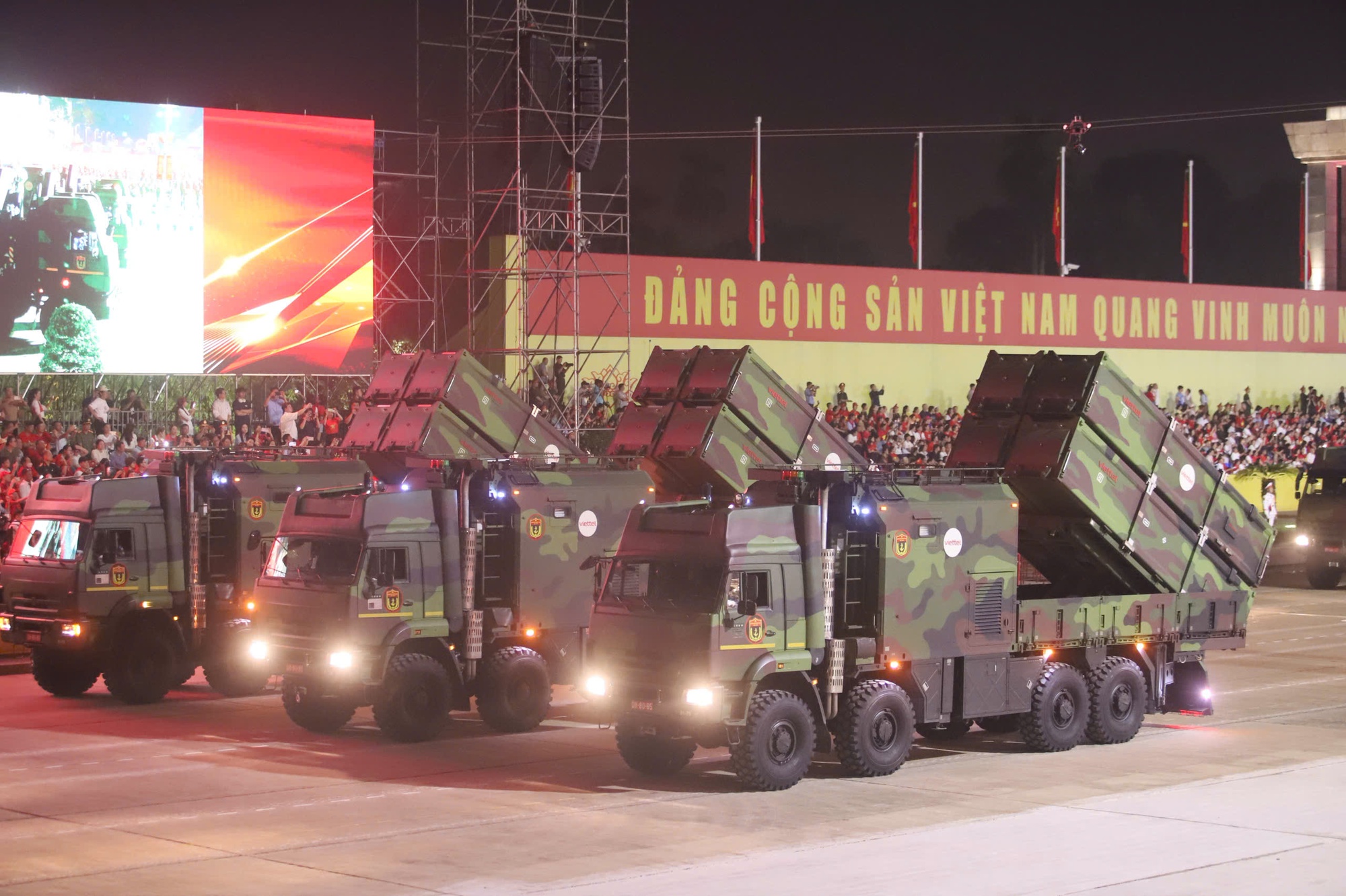 Dàn khí tài do Việt Nam sản xuất, cải tiến phô diễn uy lực trên Quảng trường Ba Đình- Ảnh 9. Dàn khí tài do Việt Nam sản xuất, cải tiến phô diễn uy lực trên Quảng trường Ba Đình- Ảnh 9.
