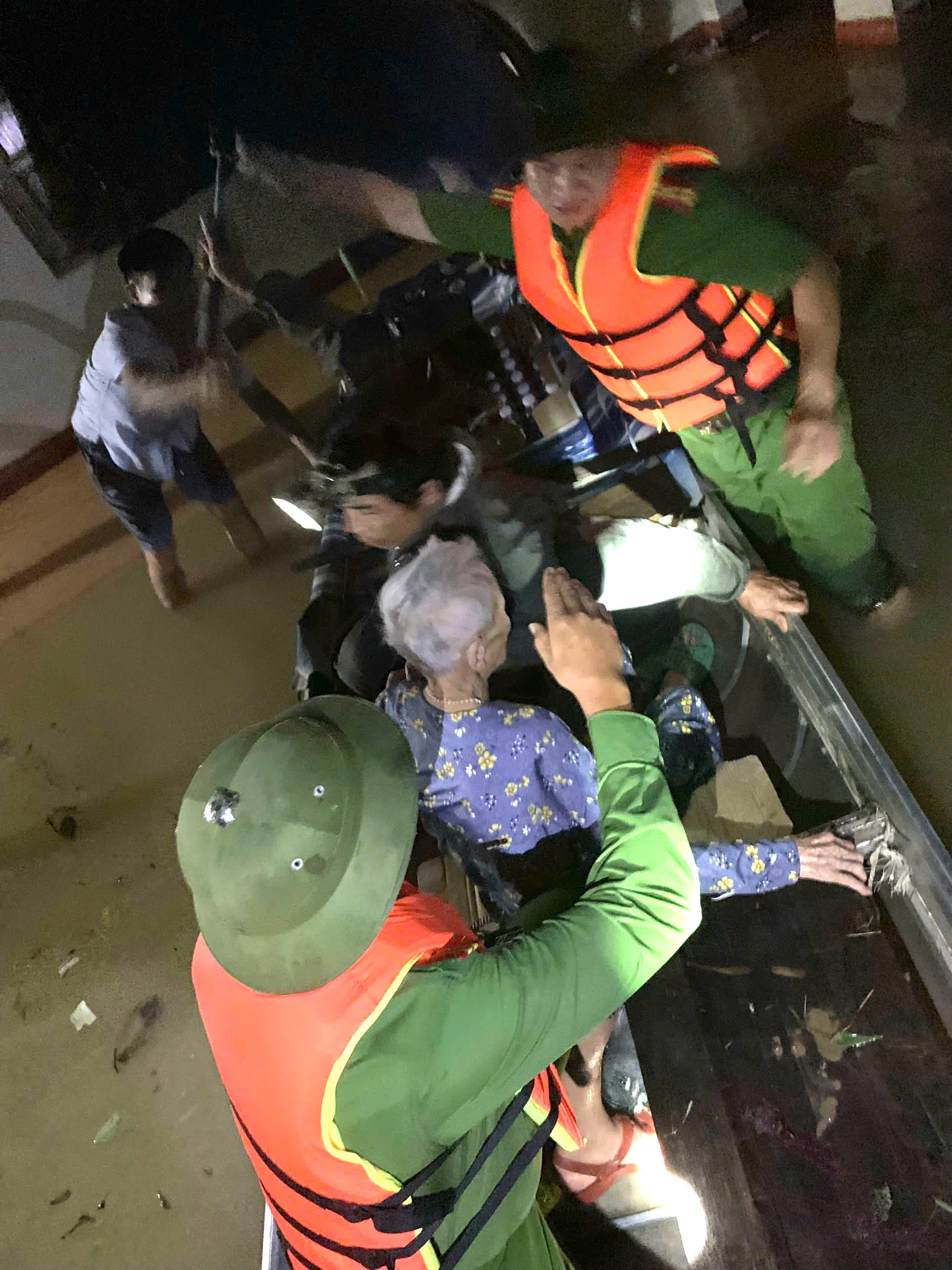 Lũ dâng, người dân các xã vùng cao Nghệ An sơ tán khẩn trong đêm- Ảnh 2. Lũ dâng, người dân các xã vùng cao Nghệ An sơ tán khẩn trong đêm- Ảnh 2.