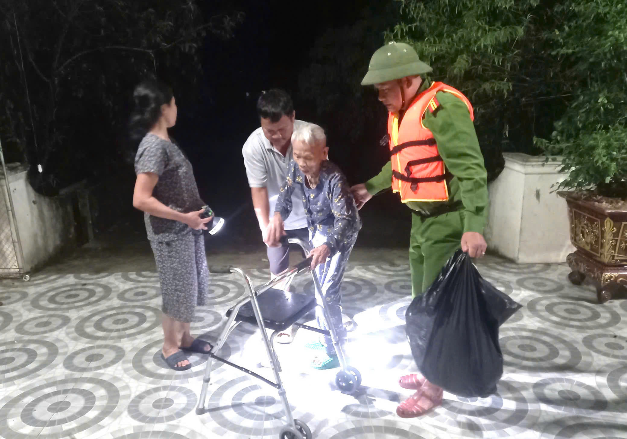 Lũ dâng, người dân các xã vùng cao Nghệ An sơ tán khẩn trong đêm- Ảnh 3. Lũ dâng, người dân các xã vùng cao Nghệ An sơ tán khẩn trong đêm- Ảnh 3.